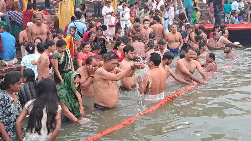 देवउठनी एकादशी पर गंगा स्नान को घाटों पर उमड़े आस्थावान, निद्रा से जागे  नारायण, अब शुरू होंगे मांगलिक कार्य