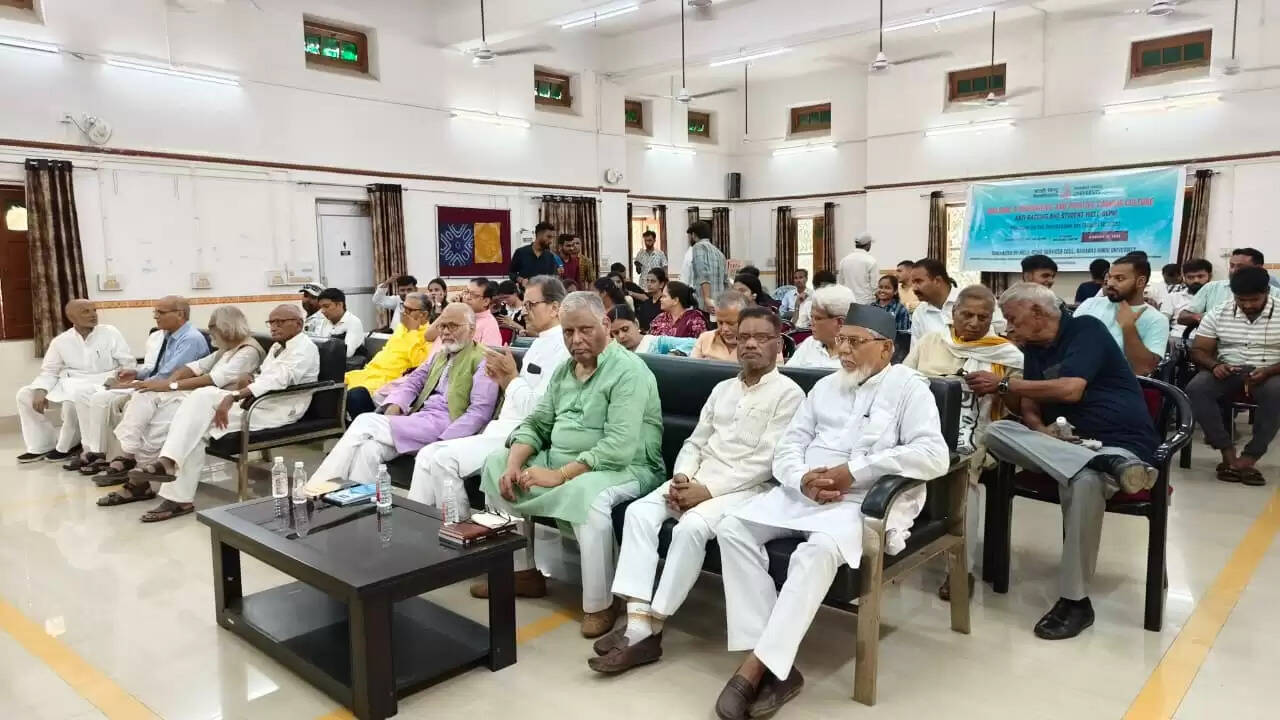 काशी हिन्दू विश्वविद्यालय (बीएचयू) के छात्रसंघ भवन में अंग्रेज़ी हटाओ आंदोलन की पृष्ठभूमि पर आधारित उपन्यास “मोर्चेबन्दी” का विमोचन और विमर्श कार्यक्रम आयोजित किया गया। इस अवसर पर छात्रसंघों की राजनीतिक भूमिका, भारतीय भाषाओं का महत्व, और लोकतंत्र की वर्तमान चुनौतियों पर विचार-मंथन हुआ।