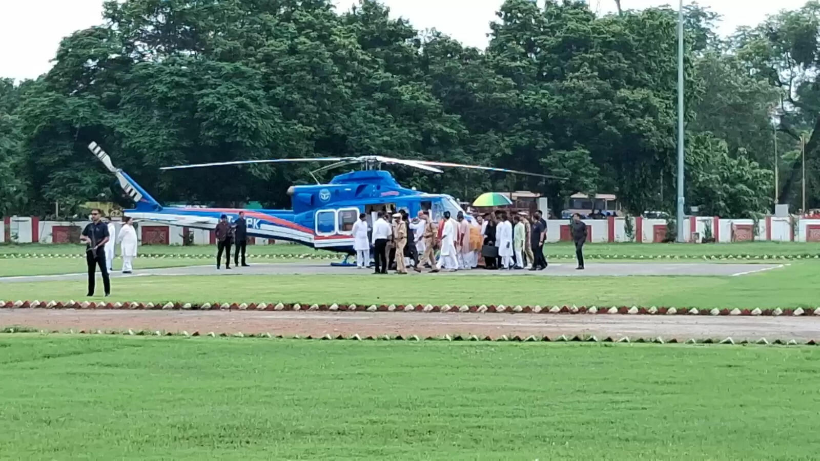 वाराणसी। मुख्यमंत्री योगी आदित्यनाथ सोमवार की दोपहर वाराणसी पहुंचे। वे सेवापुरी ब्लाक में प्रधानमंत्री के प्रस्तावित आगमन की तैयारी परखेंगे। कार्यक्रम स्थल का जायजा लेंगे। वहीं अफसरों संग मीटिंग करेंगे। इसके अलावा बाबा विश्वनाथ और काशी कोतवाल का दर्शन-पूजन कर आशीर्वाद लेंगे। सीएम के आगमन को लेकर प्रशासनिक अमला अलर्ट है। मुख्यमंत्री एयरपोर्ट से प्रधानमंत्री के कार्यक्रम स्थल के लिए रवाना हो गए। वहां पंडाल, हेलिपैड समेत अन्य तैयारियों का अवलोकन करेंगे। सर्किट हाउस में जिले के आला अधिकारियों संग मीटिंग कर तैयारियों पर चर्चा करेंगे और आवश्यक दिशा-निर्देश भी देंगे। सीएम सावन सोमवार को काशी आए हैं। ऐसे में बाबा विश्वनाथ और काशी कोतवाल का दर्शन-पूजन भी करेंगे। प्रधानमंत्री मोदी दो अगस्त को अपने संसदीय क्षेत्र वाराणसी आ रहे हैं। पीएम काशीवासियों को करोड़ों की परियोजनाओं की सौगात देंगे। इस दौरान कई परियोजनाओं का लोकार्पण और शिलान्यास करेंगे। ऐसे में तैयारियां जोरों पर हैं। कार्यक्रम स्थल पर विशालकाय पंडाल, हेलिपैड निर्माण समेत अन्य इंतजाम किए जा रहे हैं।