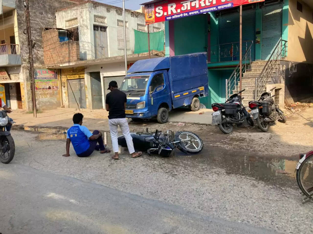 धार्मिक महत्ता वाले पंचक्रोशी मार्ग पर गल्ला मंडी, राजातालाब से रानी बाजार की ओर जाने वाले रास्ते पर सीवरेज चैंबर के ओवरफ्लो होने से गंदा पानी सड़क पर फैल रहा है। इस समस्या के कारण न केवल आम नागरिक और दुकानदार परेशान हैं, बल्कि दुपहिया वाहन चालकों को भी फिसलन के चलते हादसों का सामना करना पड़ रहा है।