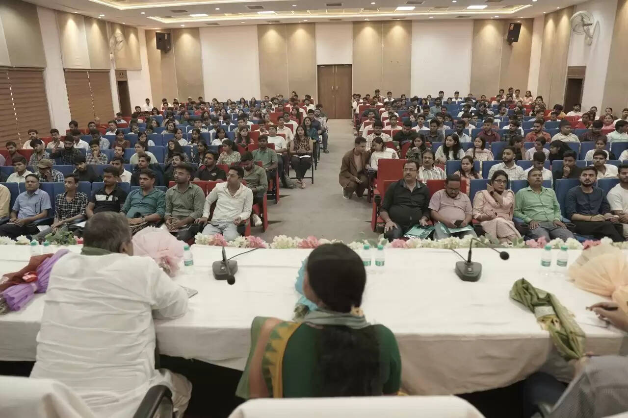 वाराणसी में शुरू हुई ‘मेरी काशी क्रिएटर्स पाठशाला’, क्रिएटर्स और टूर ऑपरेटर्स को बता रहे स्टोरी टेलिंग का तरीका, नए पर्यटन स्थलों की मिलेगी जानकारी