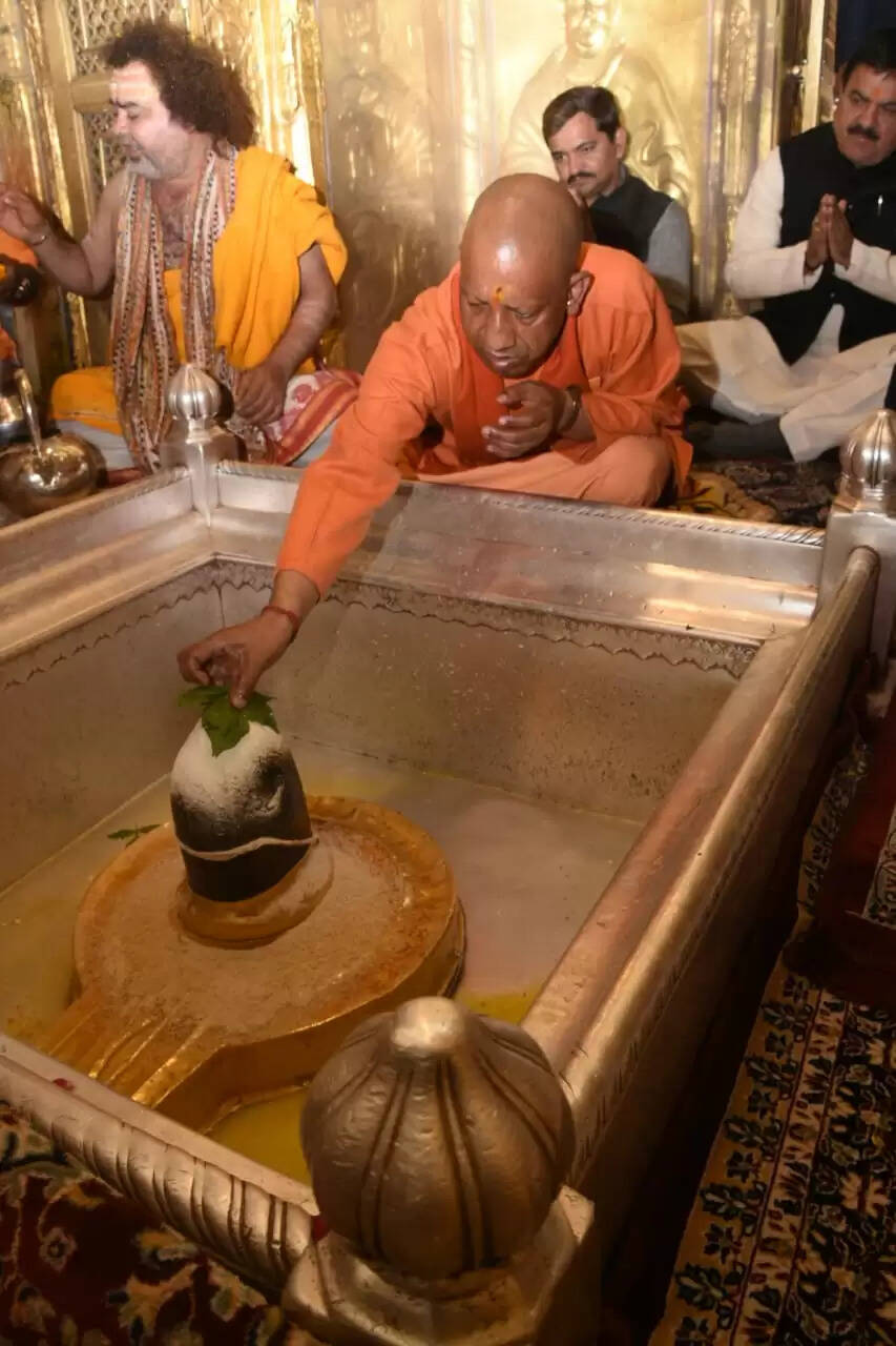 सीएम योगी ने श्री काशी विश्वनाथ धाम में किया दर्शन पूजन