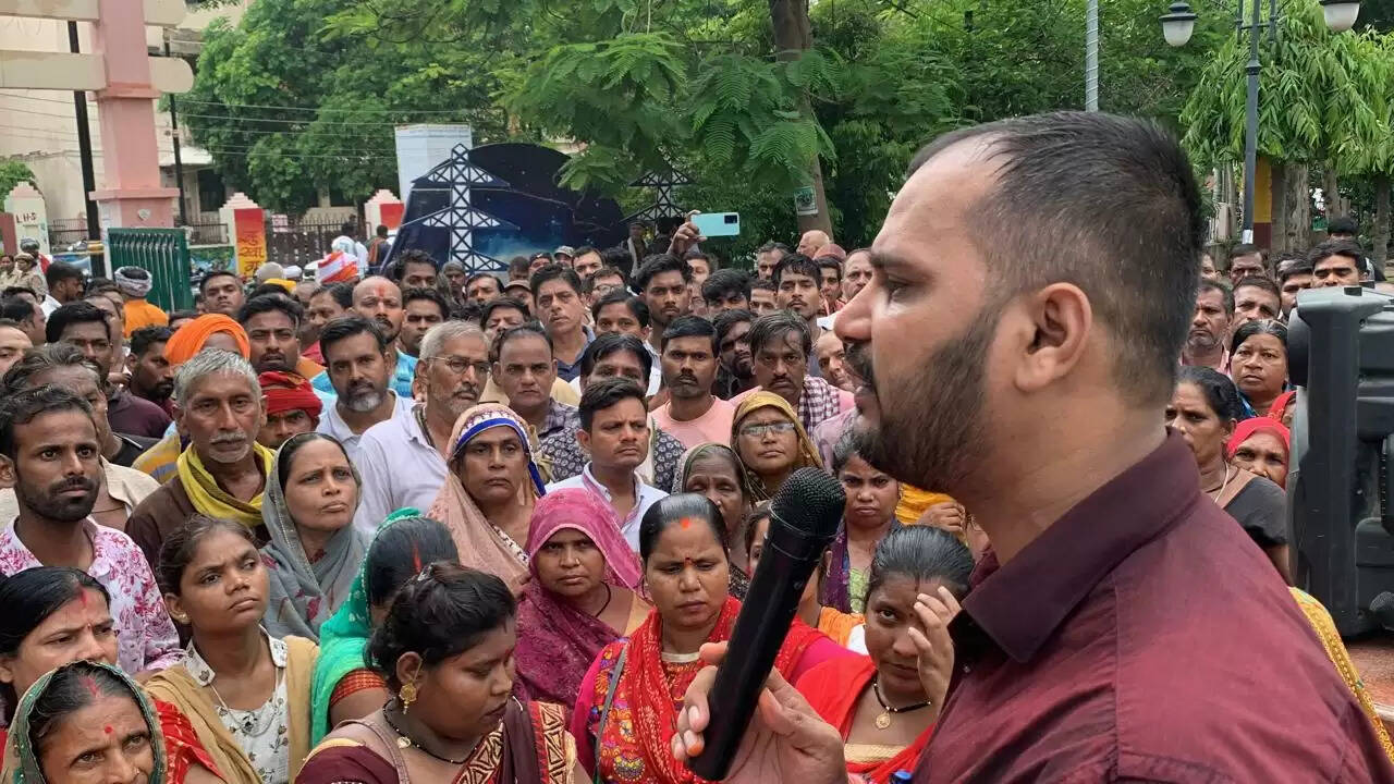 वाराणसी : स्ट्रीट वेंडरों ने नगर निगम का किया घेराव, वेंडिंग जोन निर्धारित करने की मांग