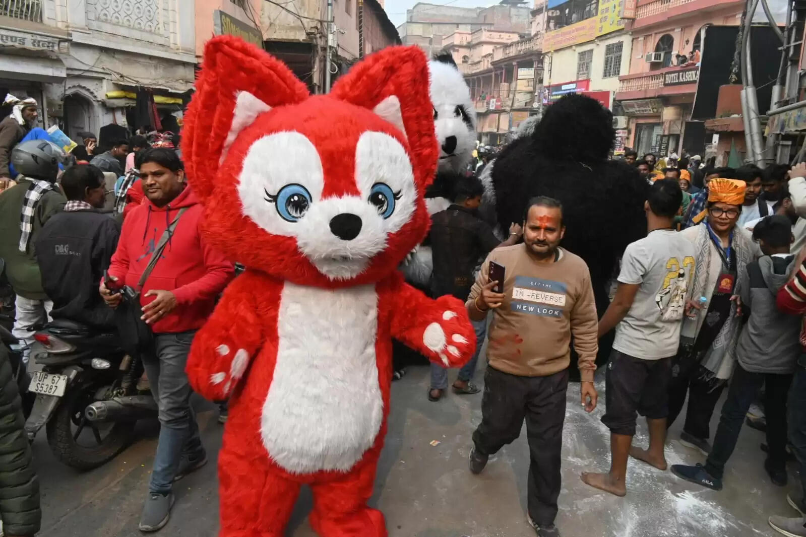 श्री काशी विश्वनाथ धाम की चौथी वर्षगांठ के अवसर पर शिव बारात समिति की ओर से शनिवार को भव्य शोभायात्रा का आयोजन किया गया। शोभायात्रा मैदागिन से प्रारंभ होकर दशाश्वमेध घाट तक निकाली गई, जिसमें शिवभक्तों की भारी भीड़ उमड़ी। डमरू-नगाड़ों की गूंज, हर-हर महादेव के जयघोष और आकर्षक झांकियों ने पूरे मार्ग को भक्तिमय वातावरण से सराबोर कर दिया।