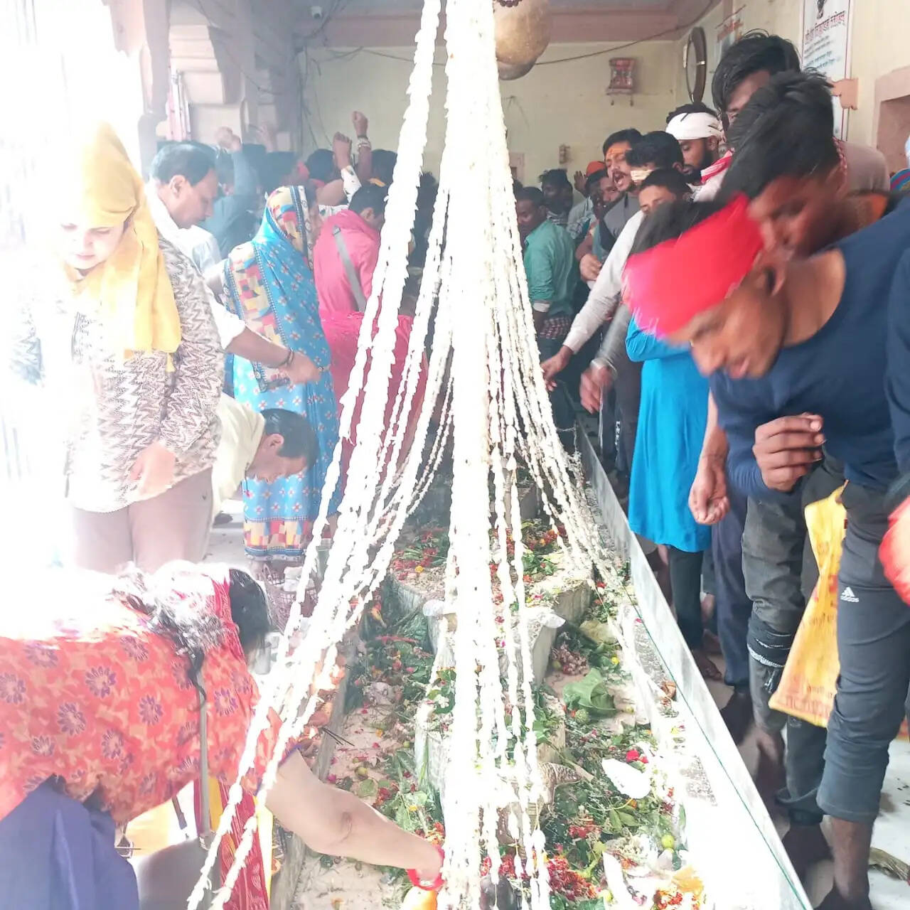 शिवपुर स्थित पंच पांडेश्वर मंदिर में दर्शन पूजन करते श्रद्धालु