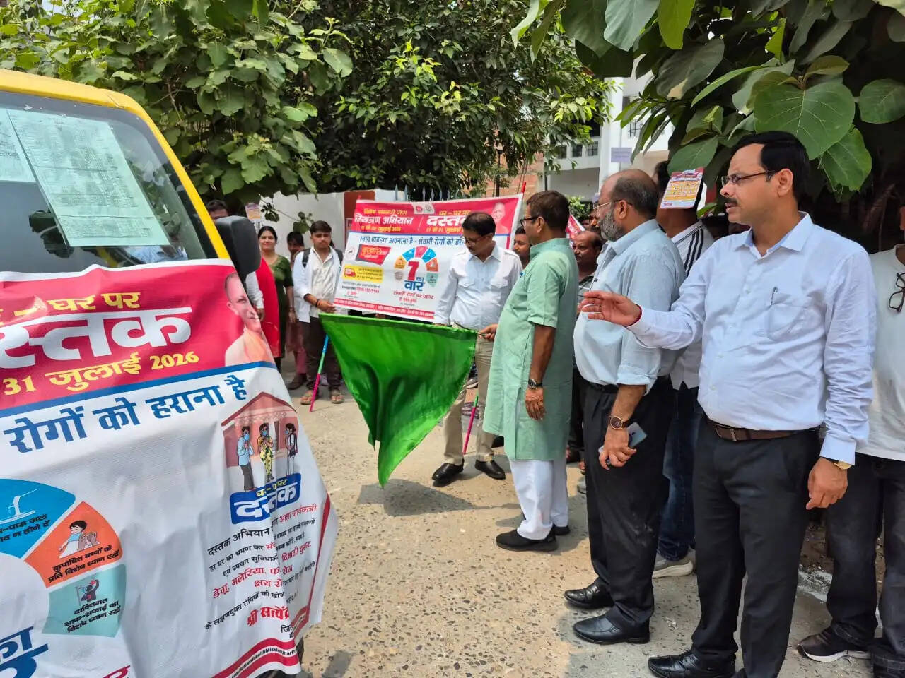 वाराणसी में विशेष संचारी रोग नियंत्रण एवं दस्तक अभियान का शुभारंभ, डॉ. नीलकंठ तिवारी ने दिखाई जागरूकता रैली को हरी झंडी