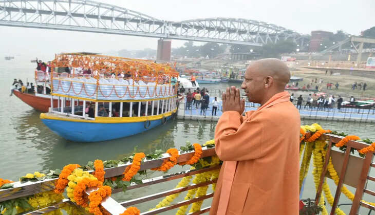 - काशी के घाटों पर 25 लाख से अधिक दीपों से जगमगाएगी दिव्यता  - चेत सिंह घाट पर 3डी प्रोजेक्शन लेजर शो में दिखेगा शिव और गंगा का संगम  - दशाश्वमेध घाट की महाआरती ‘ऑपरेशन सिंदूर’ को रहेगी समर्पित  - 21 कुंतल फूलों और 51 हजार दीपों से सजेगा दशाश्वमेध घाट  - काशी विश्वनाथ मंदिर में विशेष पूजा, फूलों और रोशनी से सजेगा दरबार  - सुरक्षा के लिए वाराणसी को नो-फ्लाई जोन घोषित, जल पुलिस और एनडीआरएफ मुस्तैद  - देव दीपावली की थीम, 'जाति-पंथ अनेक, हम सनातनी एक'  - घाटों की रंगोली में दिखेगा नारी सशक्तिकरण और नशा मुक्ति का संदेश  - विश्वभर से लाखों श्रद्धालु और पर्यटक पहुंचे देव दीपावली के अद्भुत दर्शन को  वाराणसी, 5 नवम्बर। आस्था, श्रद्धा और दिव्यता की त्रिवेणी बुधवार को एक बार फिर काशी के घाटों पर प्रवाहित होगी। उत्तर प्रदेश के मुख्यमंत्री योगी आदित्यनाथ बुधवार को  विश्वविख्यात देव दीपावली महोत्सव में शामिल होंगे । कार्तिक पूर्णिमा की पावन संध्या पर गंगा की लहरों पर झिलमिलाते दीपों का अनंत सागर काशी की आत्मा को आलोकित करेगा। यह पर्व न केवल धार्मिक आस्था का प्रतीक है, बल्कि सनातन संस्कृति की जीवंत अभिव्यक्ति भी है।  योगी सरकार ने देव दीपावली को भव्य बनाने के लिए व्यापक तैयारियां की हैं। इस वर्ष काशी के घाटों, कुंडों, तालाबों और देवालयों में 25 लाख (10 लाख सरकार की ओर से एवं 15 लाख जन सहभागिता से) दीप प्रज्वलित किए जाएंगे, जिनमें से एक लाख से अधिक दीप गाय के गोबर से निर्मित होंगे। प्रशासन की तैयारियों के साथ ही जनसहभागिता इस आयोजन की विशेषता बनी हुई है।  काशी की अद्भुत छटा देखने को उमड़े देशी-विदेशी पर्यटक देव दीपावली के अलौकिक दृश्य को देखने के लिए देश-विदेश से श्रद्धालु और पर्यटक काशी पहुंचे हैं। अनुमान है कि इस बार 25 लाख से अधिक पर्यटक काशी में मौजूद रहेंगे। घाटों, होटलों, गेस्ट हाउसों, नौकाओं और क्रूज़ की अग्रिम बुकिंग पहले ही पूरी हो चुकी है। योगी सरकार ने चेत सिंह घाट पर 3डी प्रोजेक्शन मैपिंग लेजर शो का आयोजन किया है, जिसमें काशी के पौराणिक भवनों पर शिव और गंगा की कथा सहित धर्म, अध्यात्म और इतिहास के संगम को जीवंत रूप में दिखाया जाएगा। इसके साथ ही गंगा पार रेत पर पर्यटक 10 मिनट तक ‘कोरियोग्राफ ग्रीन क्रैकर्स शो’ का आनंद भी ले सकेंगे।  सजावट और सुरक्षा के पुख्ता इंतजाम वाराणसी पुलिस और जल पुलिस ने देव दीपावली की सुरक्षा के लिए व्यापक इंतजाम किए हैं। शहर को नो-फ्लाई जोन घोषित किया गया है। बिना अनुमति के ड्रोन, पतंग, पैराग्लाइडर या रिमोट संचालित विमान उड़ाने पर रोक रहेगी। घाटों पर वॉच टावर लगाए गए हैं और सीसीटीवी कैमरों से हर गतिविधि पर नजर रखी जाएगी। गंगा में फ्लोटिंग डिवाइडर से लेन बनाई गई है ताकि नावों का संचालन सुव्यवस्थित हो सके। प्रत्येक पर्यटक के लिए लाइफ जैकेट अनिवार्य की गई है। एनडीआरएफ की टीम, फायर ब्रिगेड, जल पुलिस, चिकित्सक दल और मेडिकल टीमें घाटों पर तैनात हैं। भारी भीड़ को देखते हुए ट्रैफिक डाइवर्जन और पार्किंग व्यवस्था पहले से लागू कर दी गई है।  श्री काशी विश्वनाथ मंदिर में भव्य सजावट देव दीपावली के अवसर पर बाबा विश्वनाथ का दरबार विशेष रूप से सजाया गया है। पूरे धाम में फूलों की मालाओं, दीपों और विद्युत सज्जा से अद्भुत वातावरण बना है। ललिता घाट गंगा द्वार को दीपों की मनमोहक श्रृंखला से सजाया गया है। बाबा के दरबार में विशेष पूजा-अर्चना के साथ भक्तों का तांता लगा हुआ है।  ‘ऑपरेशन सिंदूर’ को समर्पित दशाश्वमेध घाट का आयोजन इस वर्ष दशाश्वमेध घाट पर होने वाली देव दीपावली महाआरती ‘ऑपरेशन सिंधूर’ को समर्पित रहेगी, जो राष्ट्रीयता और बलिदान का संदेश देगी। गंगा सेवा निधि के अध्यक्ष श्री सुशांत मिश्र के अनुसार, घाट को 21 कुंतल फूलों और 51 हजार दीपों से सजाया जा रहा है। इस अवसर पर कारगिल युद्ध के वीर शहीदों को ‘भगीरथ शौर्य सम्मान’ से सम्मानित किया जाएगा। 21 अर्चक और 42 देव कन्याएं रिद्धि-सिद्धि के रूप में माँ गंगा की महाआरती करेंगी। शंखनाद और डमरुओं की निनाद से घाट गूंज उठेंगे। इस भव्य आयोजन का सीधा प्रसारण संस्था के यूट्यूब चैनल Ganga Aarti Ganga Seva Nidhi पर देखा जा सकेगा।  पौराणिक मान्यता और ऐतिहासिक संदर्भ प्रख्यात ज्योतिषाचार्य पंडित ऋषि द्विवेदी बताते हैं कि देव दीपावली का उल्लेख पुराणों में मिलता है। कार्तिक पूर्णिमा के दिन भगवान शिव ने त्रिपुरासुर राक्षस का वध किया था, जिसके उपलक्ष्य में देवताओं ने काशी के घाटों पर दीप जलाकर हर्ष मनाया। तभी से यह परंपरा “देव दीपावली” के रूप में प्रचलित हुई। ऐसी भी मान्यता है कि काशी नरेश ने अपने शहीद सैनिकों की स्मृति में घाटों पर दीप प्रज्वलित करने की परंपरा शुरू की थी। पंचगंगा घाट से प्रारंभ यह परंपरा आज लाखों दीपों के आलोक से संपूर्ण काशी को आलोकित करती है।  इस वर्ष की थीम : ‘ऑपरेशन सिंदूर’ और ‘जाति-पंथ अनेक, हम सनातनी एक’ श्री देव दीपावली एवं आरती महासमिति के अध्यक्ष आचार्य वागीश दत्त ने बताया कि इस वर्ष देव दीपावली की थीम ‘ऑपरेशन सिंदूर’, ‘नशा उन्मूलन’ और ‘जाति-पंथ अनेक, हम सनातनी एक’ रखी गई है। इस थीम के अंतर्गत घाटों पर सनातन एकता, नारी शक्तिकरण, नशा मुक्ति और राष्ट्रीय एकता के संदेश को सजावट और रंगोलियों के माध्यम से प्रदर्शित किया जाएगा। भोसले घाट, सिंधिया घाट और राम घाट पर ऑपरेशन सिंदूर की झलक दिखाई देगी। राजघाट के निकट नारी सशक्तिकरण थीम पर विशेष सजावट की गई है। श्रेष्ठ सजावट के लिए प्रथम, द्वितीय और तृतीय पुरस्कार दिए जाएंगे।  56 घाटों पर आरती, आठ किलोमीटर लंबा उत्सव क्षेत्र देव दीपावली का आयोजन इस वर्ष 56 गंगा घाटों पर किया जा रहा है। लगभग आठ किलोमीटर लंबे क्षेत्र में एक साथ दीप प्रज्वलन और आरती की जाएगी। गंगा, वरुणा, गोमती के तटों पर भी दीपोत्सव की अद्भुत झिलमिलाहट देखने को मिलेगी।