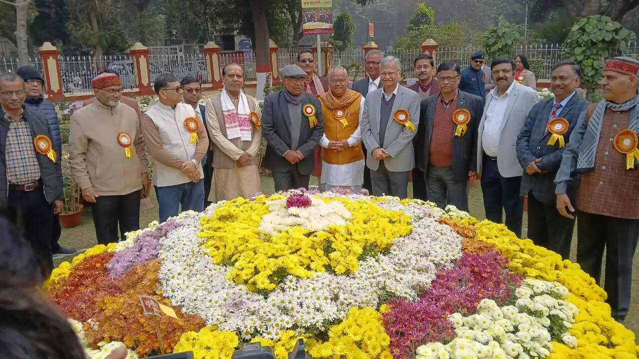  काशी हिंदू विश्वविद्यालय स्थित मालवीय भवन में गुरुवार को विश्वविद्यालय परिवार की ओर से महामना पंडित मदन मोहन मालवीय की जयंती के अवसर पर तीन दिवसीय भव्य पुष्प प्रदर्शनी का शुभारंभ हुआ। यह प्रदर्शनी न केवल बीएचयू की समृद्ध शैक्षणिक और सांस्कृतिक परंपरा को दर्शाती है, बल्कि विज्ञान, प्रकृति और आध्यात्मिकता के सुंदर समन्वय का भी जीवंत उदाहरण प्रस्तुत कर रही है।