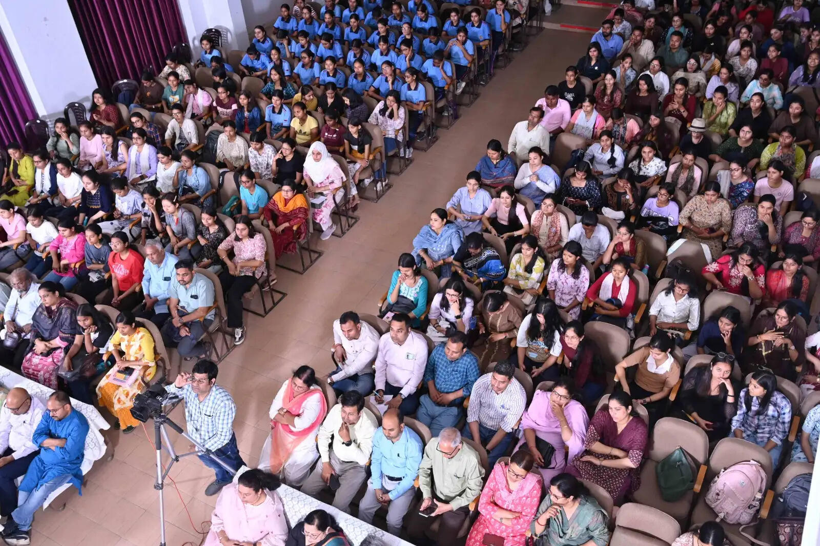 Banaras Hindu University के महिला महाविद्यालय स्थित सावित्री बाई फुले सभागार में ‘नारी शक्ति वंदन अधिनियम 2023’ विषय पर एक विस्तृत परिचर्चा एवं विचार-विमर्श कार्यक्रम का आयोजन किया गया। इस अवसर पर विश्वविद्यालय के शीर्ष अधिकारियों, शिक्षाविदों एवं सामाजिक संगठनों के प्रतिनिधियों ने भाग लेते हुए राष्ट्र निर्माण और नीति-निर्धारण में महिलाओं की प्रभावी भागीदारी पर गहन मंथन किया।