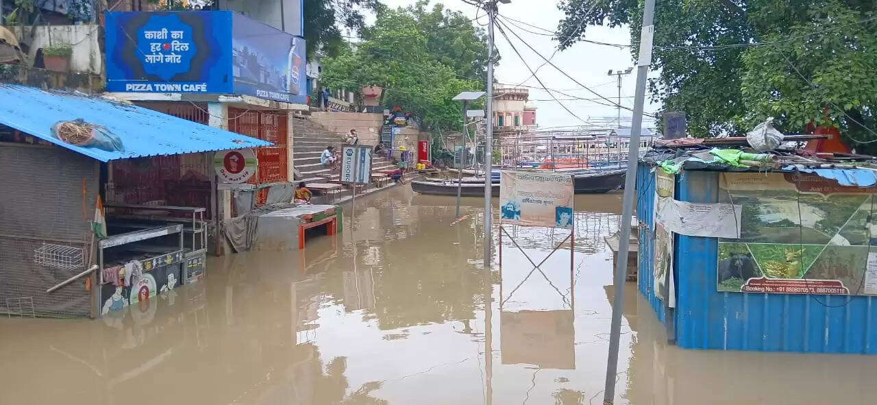 वाराणसी। वाराणसी में गंगा नदी के उफान ने जनजीवन को बुरी तरह प्रभावित किया है। जिला आपदा प्रबंध प्राधिकरण, वाराणसी की ताजा रिपोर्ट के अनुसार, गंगा नदी का जलस्तर 70.36 मीटर पर पहुंच गया है, जो चेतावनी बिंदु 70.26 मीटर से अधिक और खतरे के निशान 71.26 मीटर से मात्र 0.90 मीटर नीचे है। गंगा का अब तक का अधिकतम जलस्तर 73.90 मीटर दर्ज किया गया है। बढ़ते जलस्तर ने शहर और आसपास के क्षेत्रों में बाढ़ की स्थिति को गंभीर बना दिया है, जिससे हजारों लोग प्रभावित हुए हैं।