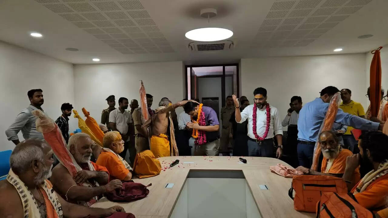  श्री काशी विश्वनाथ मंदिर न्यास ने दंडी सन्यासियों के लिए फिर शुरू की अन्नसेवा