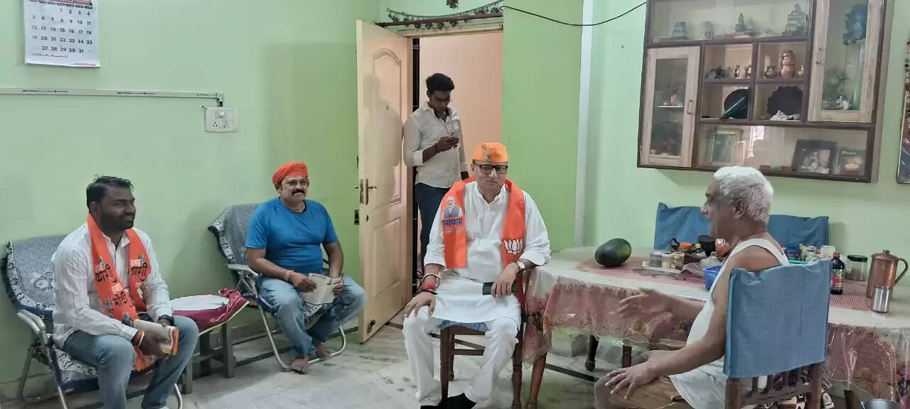 विधायक सौरभ श्रीवास्तव ने सुंदरपुर वार्ड में किया जनसंपर्क, नवमतदाताओं को जोड़ा गया मतदाता सूची में