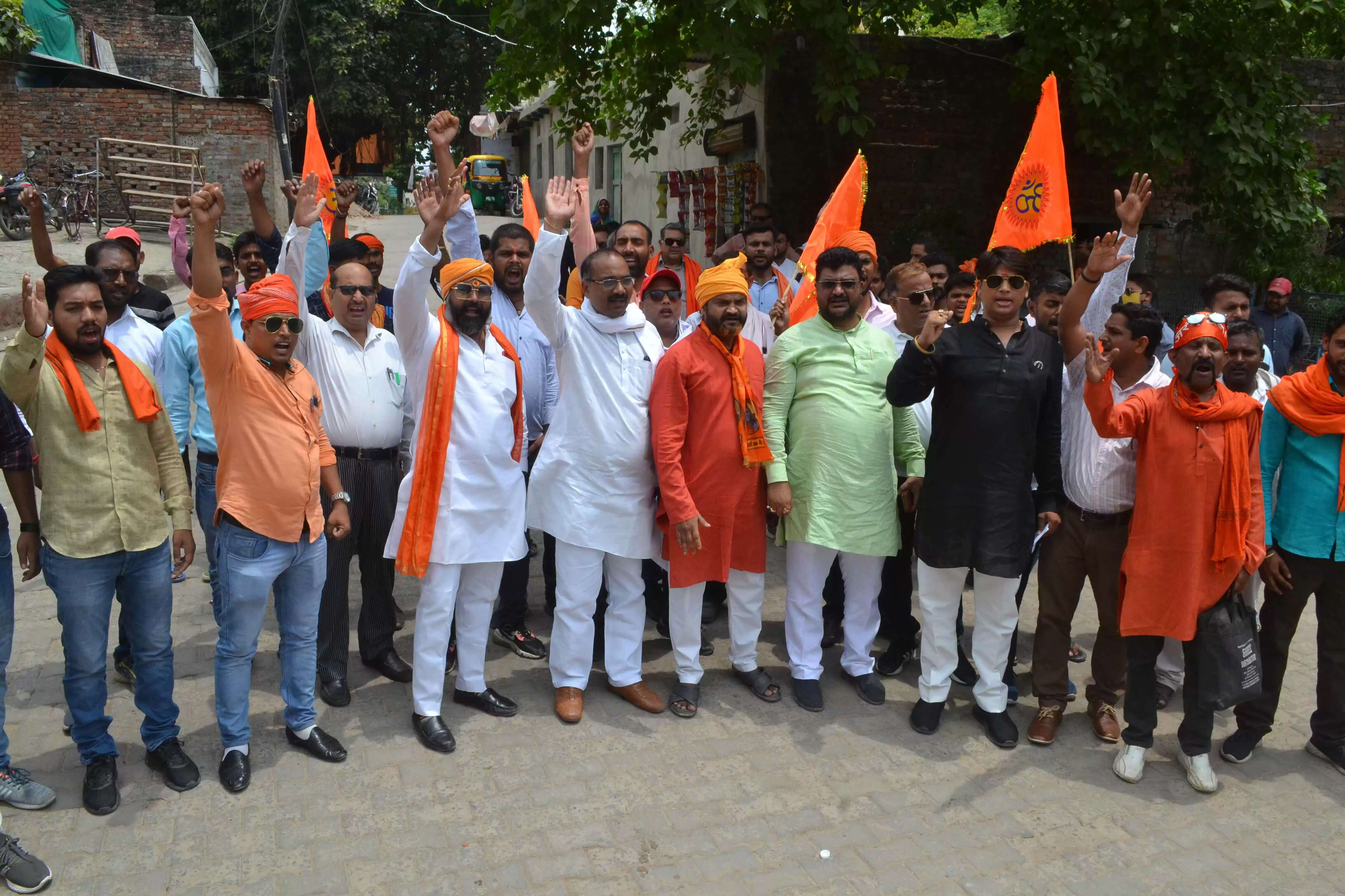 Vishwa Hindu Parishad and Bajrang Dal recited Hanuman Chalisa at Shastri Ghat