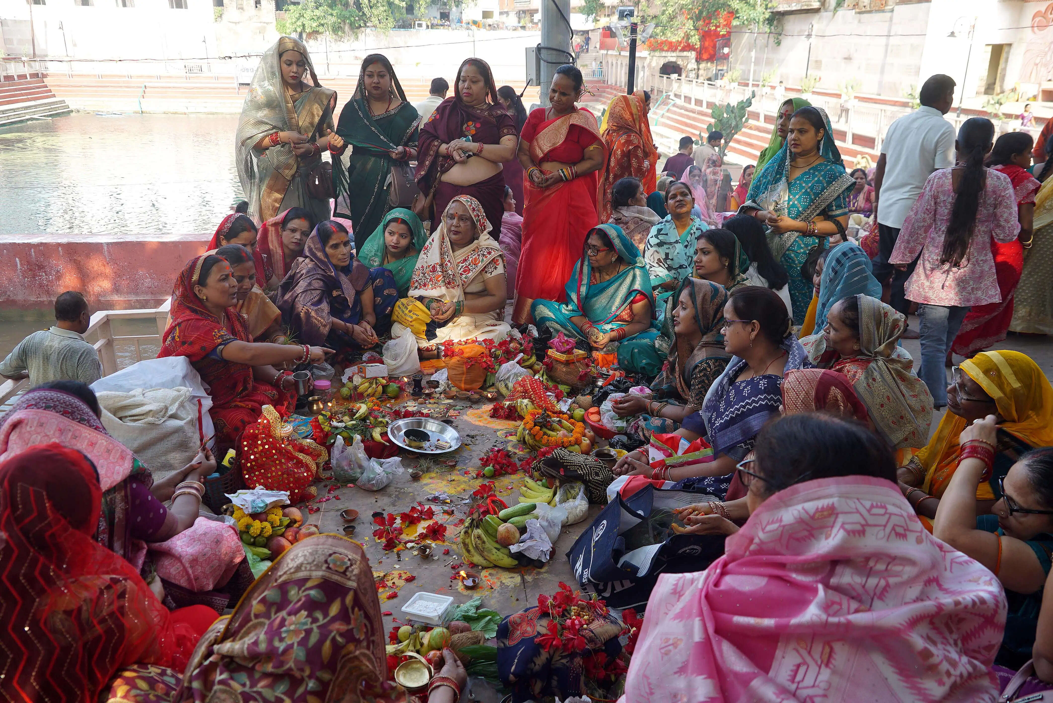 वाराणसी के काशी हिंदू विश्वविद्यालय में एबीवीपी कार्यकर्ताओं का प्रदर्शन