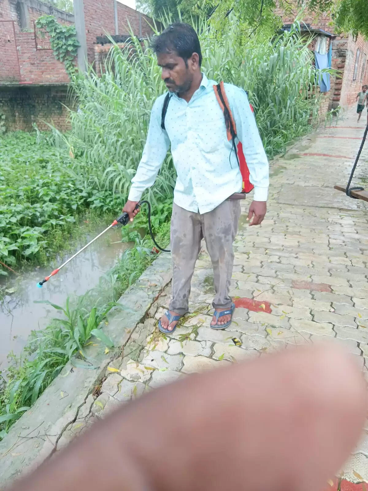 बाढ़ प्रभावितों को तत्काल मिले चिकित्सा सुविधा, ढिलाई बर्दाश्त नहीं : DM   वाराणसी। वाराणसी जिलाधिकारी सत्येंद्र कुमार के निर्देश पर बाढ़ प्रभावित क्षेत्रों में स्वास्थ्य सेवाओं को प्राथमिकता के आधार पर सुनिश्चित किया जा रहा है। बाढ़ राहत शिविरों में 24 चिकित्सकीय टीमें तैनात की गई हैं, जो दिन-रात प्रभावित लोगों की देखभाल  में सक्रिय हैं। स्वास्थ्य विभाग ने संक्रामक रोगों की रोकथाम के लिए व्यापक निरोधात्मक कार्यवाही शुरू कर दी है।  जिलाधिकारी के निर्देश: कोई ढिलाई नहीं जिलाधिकारी ने मुख्य चिकित्सा अधिकारी (सीएमओ) को निर्देश दिए हैं कि बाढ़ प्रभावित क्षेत्रों और राहत शिविरों में चिकित्सा सुविधाएं तत्काल उपलब्ध कराई जाएं। उन्होंने स्वास्थ्य विभाग को सतर्क रहने और किसी भी स्तर पर ढिलाई न बरतने के लिए कहा। सीएमओ डॉ. संदीप चौधरी ने बताया कि राहत शिविरों में चिकित्सक और पैरामेडिकल स्टाफ मरीजों की देखभाल में जुटे हैं। अब तक 572 मरीजों का इलाज, 2782 ओआरएस पैकेट और 35,000 से अधिक क्लोरीन गोलियों का वितरण किया जा चुका है।  जलजनित बीमारियों पर नियंत्रण स्वास्थ्य विभाग द्वारा जलजनित बीमारियों की रोकथाम के लिए क्लोरीन टैबलेट का वितरण किया जा रहा है, जो पीने के पानी को शुद्ध करने में मददगार है। प्रभावित क्षेत्रों में स्वच्छता और जागरूकता अभियान भी तेज कर दिया गया है। लोगों को साफ पानी पीने और व्यक्तिगत स्वच्छता बनाए रखने की सलाह दी जा रही है। डॉ. पीयूष राय को चिकित्सा सेवाओं की देखरेख के लिए नोडल अधिकारी नियुक्त किया गया है।  घर-घर क्लोरीन टैबलेट वितरण जिला मलेरिया अधिकारी शरद चंद पांडे ने बताया कि शहरी और ग्रामीण क्षेत्रों में आशा कार्यकर्ताओं द्वारा घर-घर क्लोरीन टैबलेट वितरित की जा रही हैं। बुखार के मरीजों को निकटवर्ती शिविरों में जांच और इलाज के लिए भेजा जा रहा है। आशा कार्यकर्ता 20 लीटर पानी में एक क्लोरीन टैबलेट डालकर शुद्धिकरण का प्रदर्शन भी कर रही हैं। इसके अतिरिक्त, डूडा से नियुक्त 45 कर्मचारी बाढ़ प्रभावित कॉलोनियों में लार्वा चेकिंग और एंटी-लार्वा छिड़काव का कार्य कर रहे हैं। इस अभियान में जन-प्रतिनिधियों और पार्षदों का भी सहयोग लिया जा रहा है।  स्वास्थ्य विभाग की सक्रियता स्वास्थ्य विभाग और जिला प्रशासन की टीमें बाढ़ प्रभावित क्षेत्रों में दिन-रात सक्रिय हैं, ताकि प्रभावित लोगों को त्वरित चिकित्सा सुविधा और अन्य आवश्यक सहायता उपलब्ध हो सके।