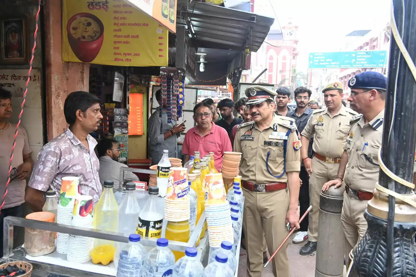 वाराणसी : सड़क पर उतरे पुलिस आयुक्त, गोदौलिया से दशाश्वमेध तक किया गश्त, यातायात मित्रों से बातकर जाना हाल&nbsp;