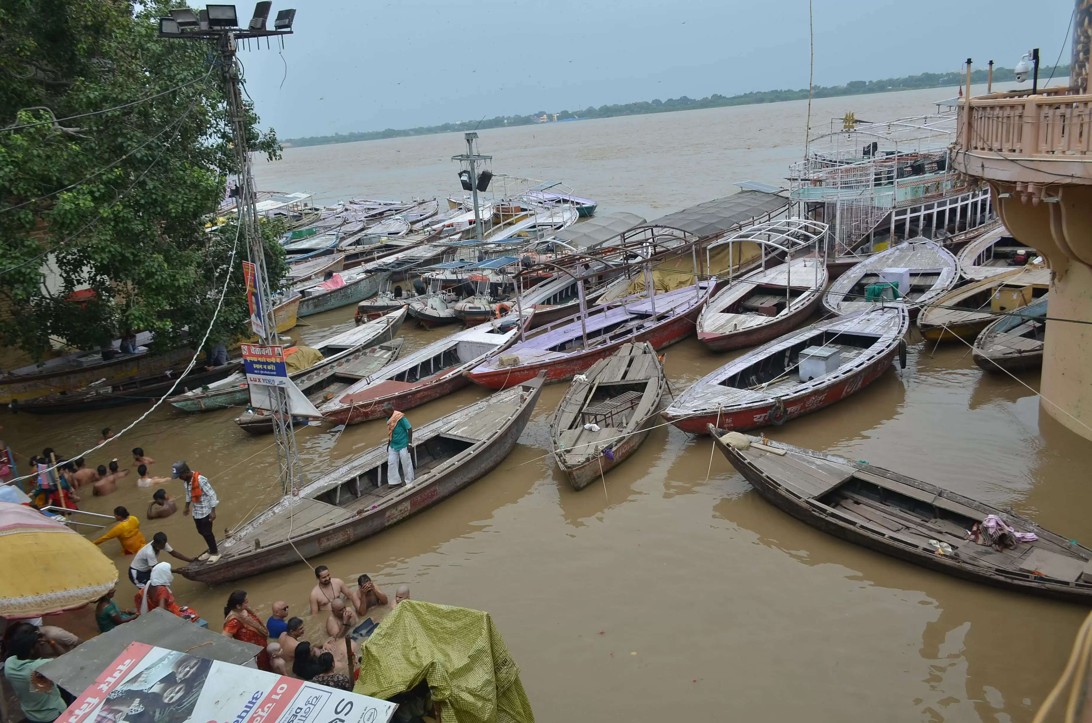 वाराणसी में गंगा का रौद्र रूप, चेतावनी बिंदु के करीब पहुंचा जलस्तर, बाढ़ का खतरा  