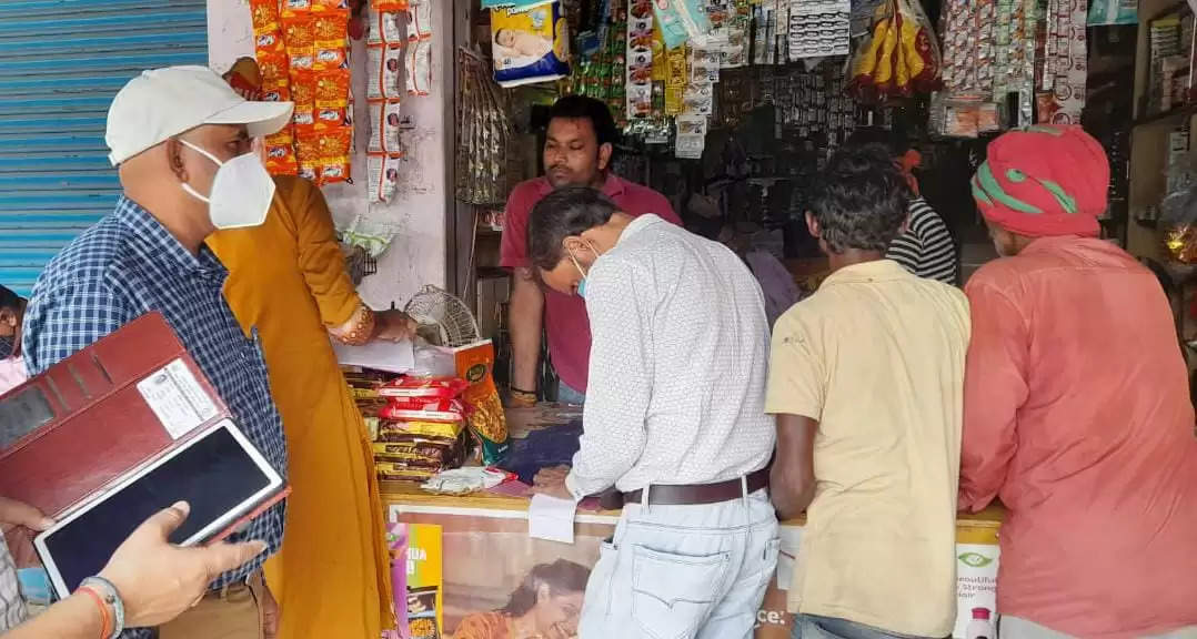 चंदौली : त्योहारों पर मिलावटखोरी रोकने को सतर्क हुआ खाद्य सुरक्षा व औषधि प्रशासन, छापेमारी कर दुकानों के लिए सैंपल