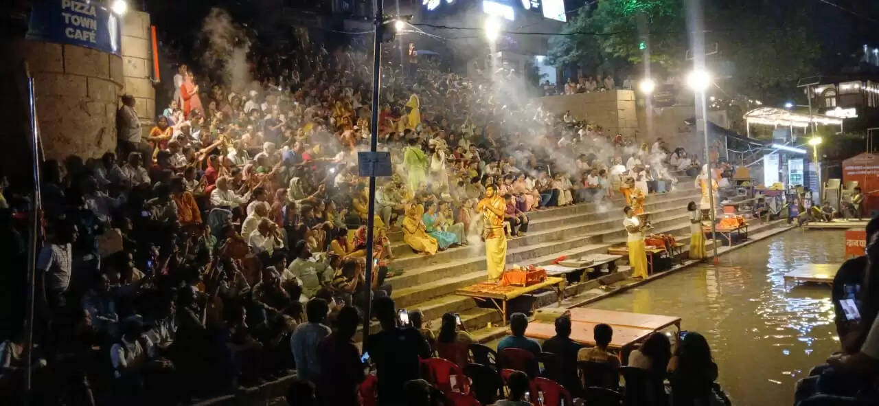 वाराणसी के अस्सी घाट पर गंगा नदी का जलस्तर इन दिनों तेजी से बढ़ रहा है। बढ़ते जलस्तर के कारण श्रद्धालुओं और स्थानीय निवासियों की सुरक्षा सुनिश्चित करने के लिए शासन और प्रशासन ने घाटों पर अतिरिक्त सुरक्षा और निगरानी व्यवस्था को और मजबूत कर दिया है।