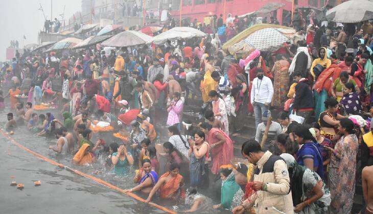 मकर संक्रांति पर कोरोना से मुक्ति की प्रार्थना के साथ आस्थावानों ने लगायी गंगा में डुबकी