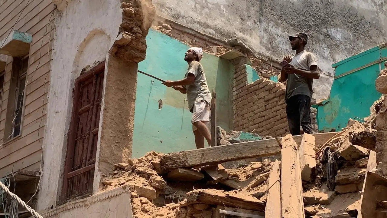 देखें तस्वीरें और वीडियो