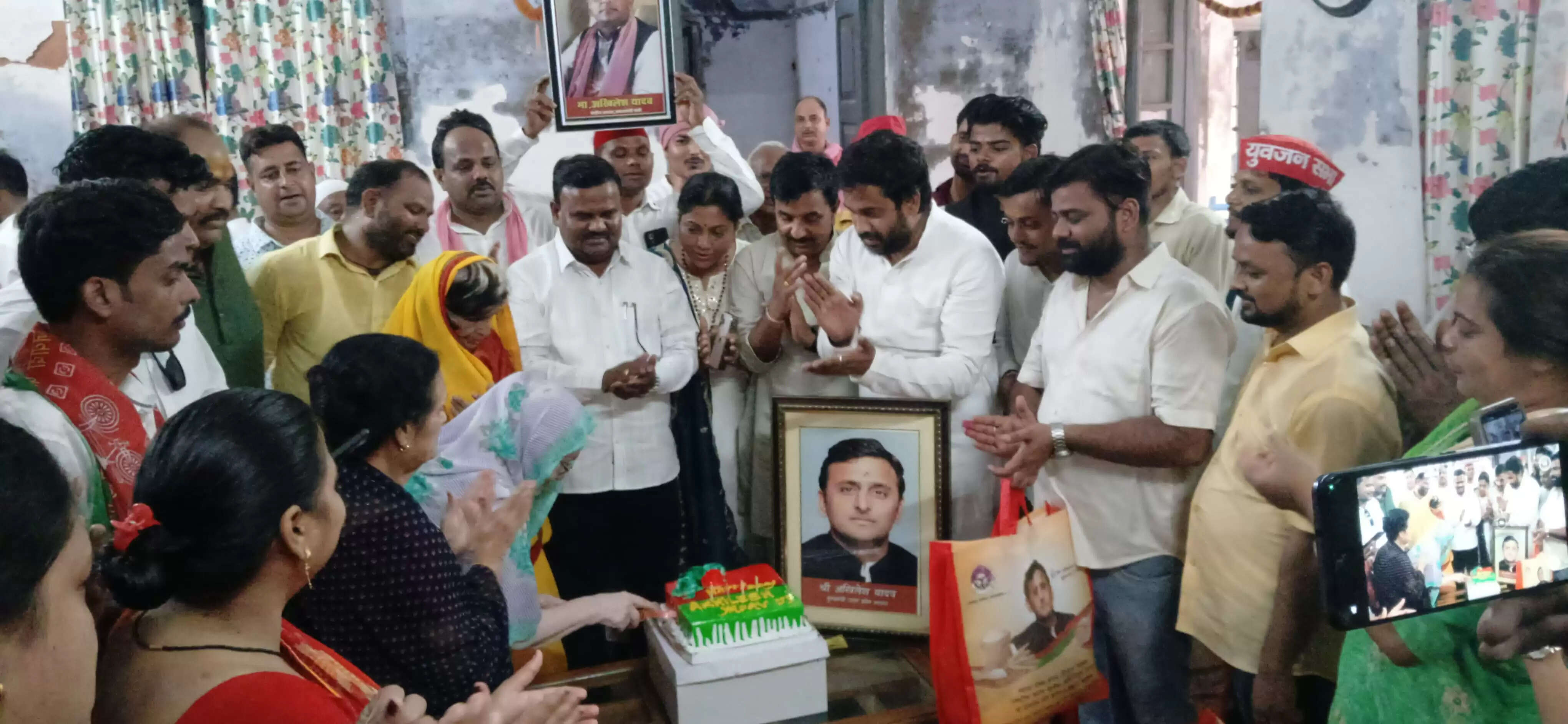 अखिलेश के 52वें जन्मदिन पर सपा कार्यकर्ताओं ने वृद्धजनों में बांटी समाजवादी राहत सामग्री, एकजुटता के साथ समाजवादी आंदोलन को आगे बढ़ाने का आह्वान&nbsp;