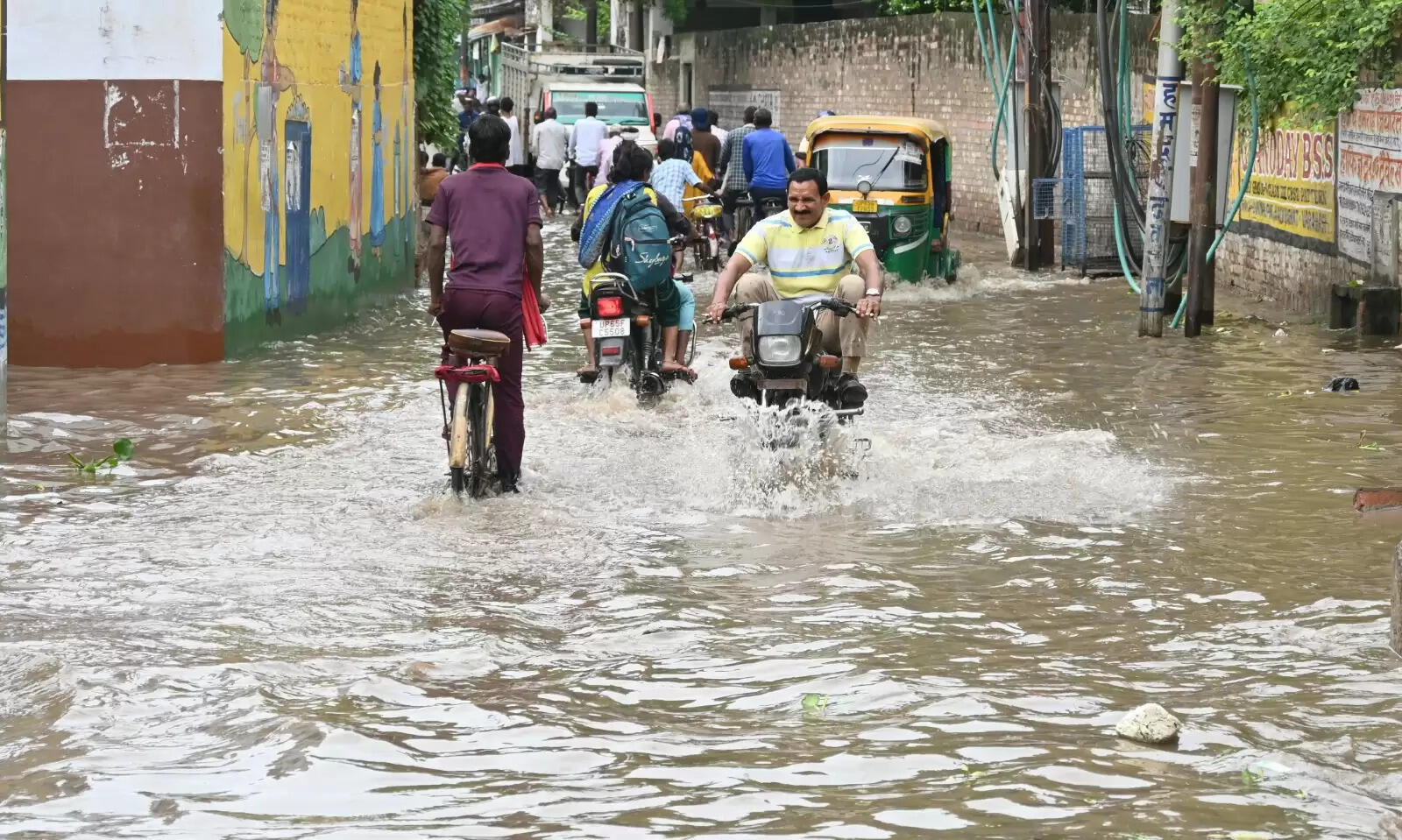 वाराणसी में गंगा स्थिर, कई इलाके जलमग्न, तस्वीरों में दिखी दुश्वारियां