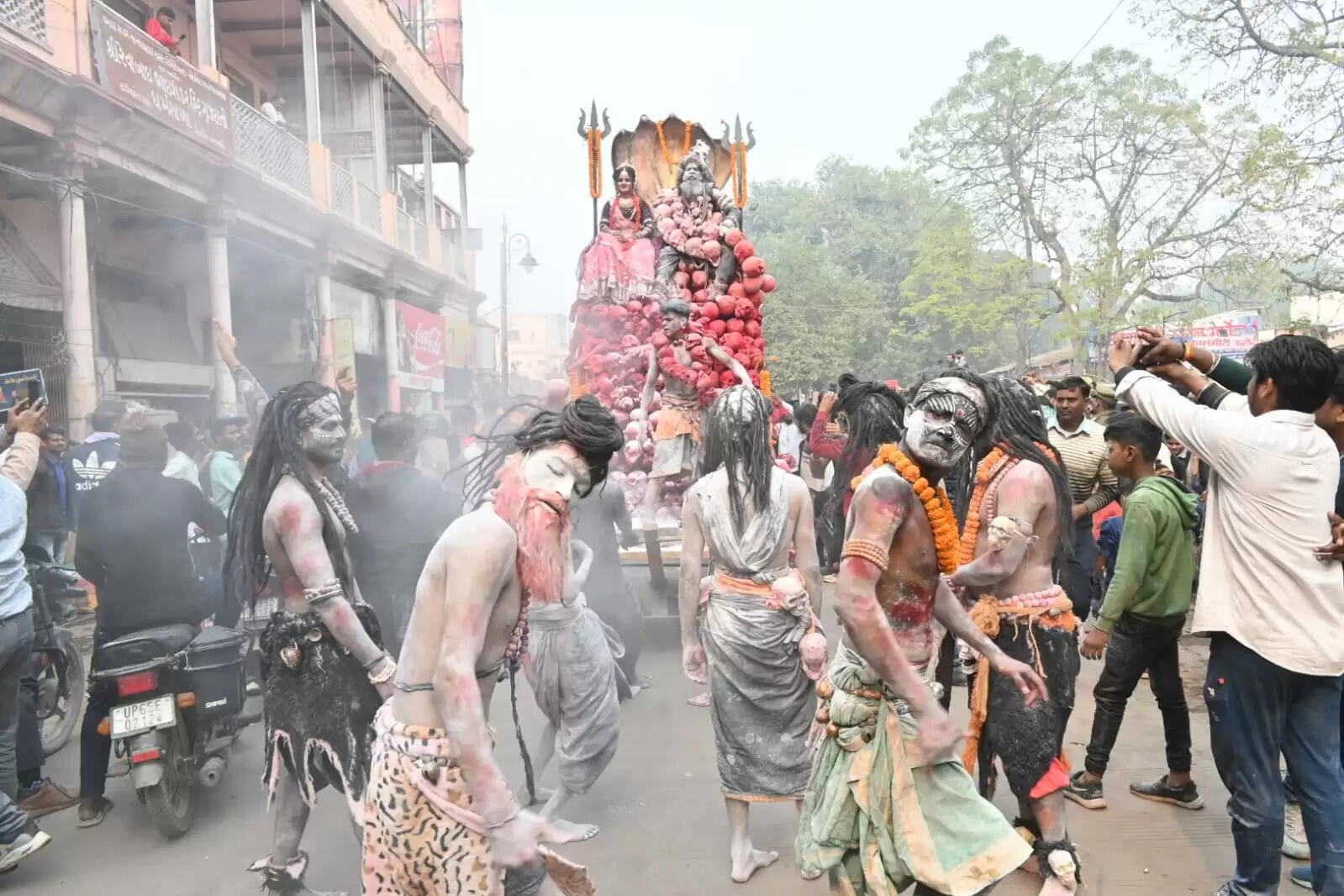 श्री काशी विश्वनाथ धाम की चौथी वर्षगांठ के अवसर पर शिव बारात समिति की ओर से शनिवार को भव्य शोभायात्रा का आयोजन किया गया। शोभायात्रा मैदागिन से प्रारंभ होकर दशाश्वमेध घाट तक निकाली गई, जिसमें शिवभक्तों की भारी भीड़ उमड़ी। डमरू-नगाड़ों की गूंज, हर-हर महादेव के जयघोष और आकर्षक झांकियों ने पूरे मार्ग को भक्तिमय वातावरण से सराबोर कर दिया।