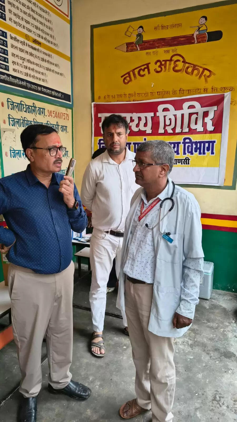 बाढ़ प्रभावितों को तत्काल मिले चिकित्सा सुविधा, ढिलाई बर्दाश्त नहीं : DM   वाराणसी। वाराणसी जिलाधिकारी सत्येंद्र कुमार के निर्देश पर बाढ़ प्रभावित क्षेत्रों में स्वास्थ्य सेवाओं को प्राथमिकता के आधार पर सुनिश्चित किया जा रहा है। बाढ़ राहत शिविरों में 24 चिकित्सकीय टीमें तैनात की गई हैं, जो दिन-रात प्रभावित लोगों की देखभाल  में सक्रिय हैं। स्वास्थ्य विभाग ने संक्रामक रोगों की रोकथाम के लिए व्यापक निरोधात्मक कार्यवाही शुरू कर दी है।  जिलाधिकारी के निर्देश: कोई ढिलाई नहीं जिलाधिकारी ने मुख्य चिकित्सा अधिकारी (सीएमओ) को निर्देश दिए हैं कि बाढ़ प्रभावित क्षेत्रों और राहत शिविरों में चिकित्सा सुविधाएं तत्काल उपलब्ध कराई जाएं। उन्होंने स्वास्थ्य विभाग को सतर्क रहने और किसी भी स्तर पर ढिलाई न बरतने के लिए कहा। सीएमओ डॉ. संदीप चौधरी ने बताया कि राहत शिविरों में चिकित्सक और पैरामेडिकल स्टाफ मरीजों की देखभाल में जुटे हैं। अब तक 572 मरीजों का इलाज, 2782 ओआरएस पैकेट और 35,000 से अधिक क्लोरीन गोलियों का वितरण किया जा चुका है।  जलजनित बीमारियों पर नियंत्रण स्वास्थ्य विभाग द्वारा जलजनित बीमारियों की रोकथाम के लिए क्लोरीन टैबलेट का वितरण किया जा रहा है, जो पीने के पानी को शुद्ध करने में मददगार है। प्रभावित क्षेत्रों में स्वच्छता और जागरूकता अभियान भी तेज कर दिया गया है। लोगों को साफ पानी पीने और व्यक्तिगत स्वच्छता बनाए रखने की सलाह दी जा रही है। डॉ. पीयूष राय को चिकित्सा सेवाओं की देखरेख के लिए नोडल अधिकारी नियुक्त किया गया है।  घर-घर क्लोरीन टैबलेट वितरण जिला मलेरिया अधिकारी शरद चंद पांडे ने बताया कि शहरी और ग्रामीण क्षेत्रों में आशा कार्यकर्ताओं द्वारा घर-घर क्लोरीन टैबलेट वितरित की जा रही हैं। बुखार के मरीजों को निकटवर्ती शिविरों में जांच और इलाज के लिए भेजा जा रहा है। आशा कार्यकर्ता 20 लीटर पानी में एक क्लोरीन टैबलेट डालकर शुद्धिकरण का प्रदर्शन भी कर रही हैं। इसके अतिरिक्त, डूडा से नियुक्त 45 कर्मचारी बाढ़ प्रभावित कॉलोनियों में लार्वा चेकिंग और एंटी-लार्वा छिड़काव का कार्य कर रहे हैं। इस अभियान में जन-प्रतिनिधियों और पार्षदों का भी सहयोग लिया जा रहा है।  स्वास्थ्य विभाग की सक्रियता स्वास्थ्य विभाग और जिला प्रशासन की टीमें बाढ़ प्रभावित क्षेत्रों में दिन-रात सक्रिय हैं, ताकि प्रभावित लोगों को त्वरित चिकित्सा सुविधा और अन्य आवश्यक सहायता उपलब्ध हो सके।