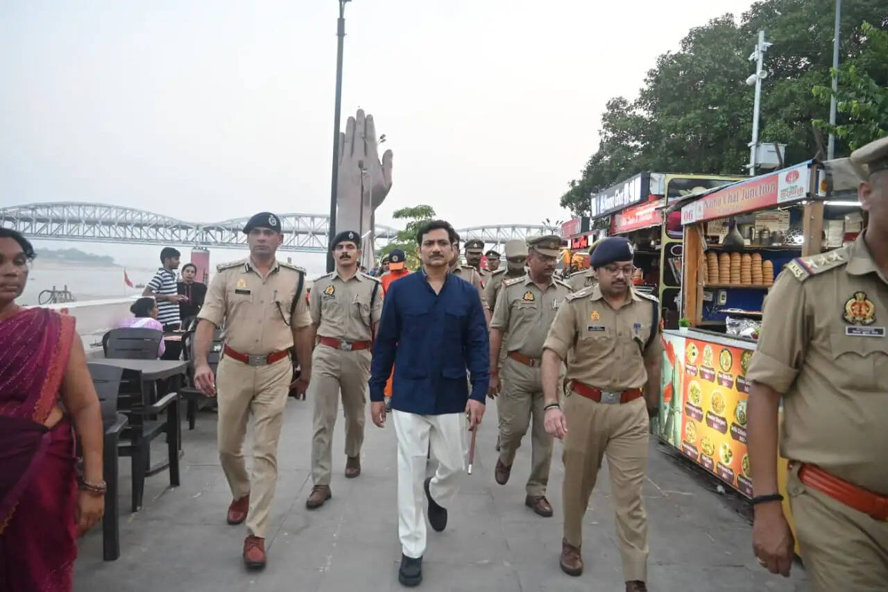 गंगा घाटों पर सुरक्षा का सख्त पहरा: पुलिस आयुक्त मोहित अग्रवाल ने किया पैदल गश्त, 58 नावें सीज़
