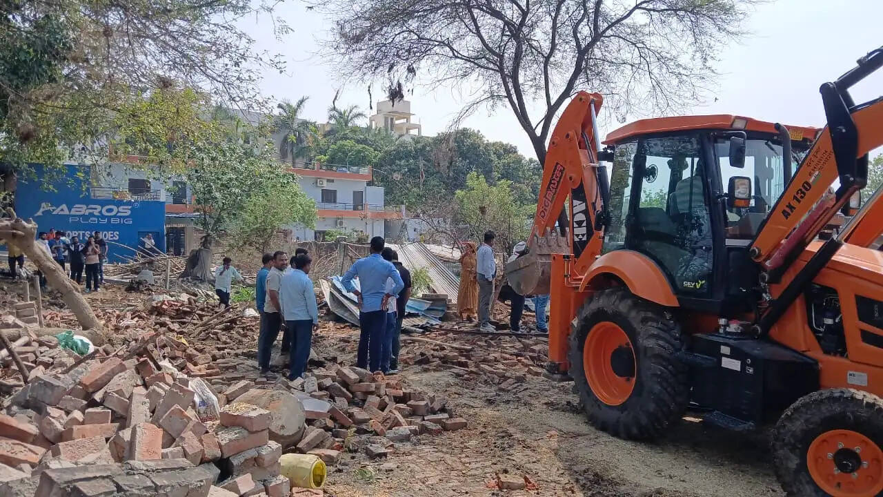 अवलेशपुर में गरजा बुलडोजर, अतिक्रमण हटाने पहुंची टीम तो महिलाओं ने मिठाई-पानी देकर जताया विरोध