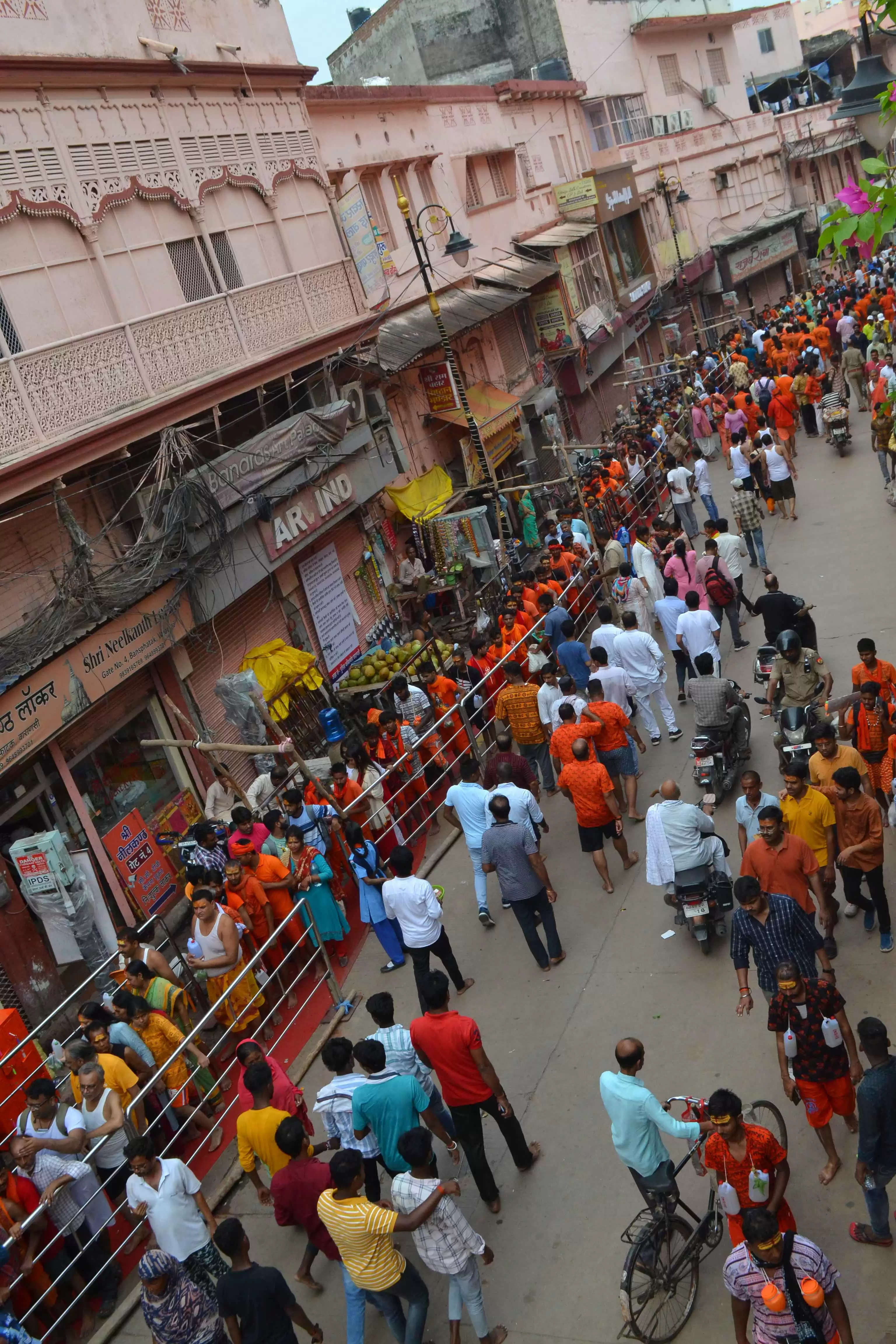 देवघर में जलाभिषेक के लिए अभी भी कांवड़ तीर्थयात्रियों की लंबी कतार-Kanwar pilgrims still queue for Jalabhishek in Deoghar