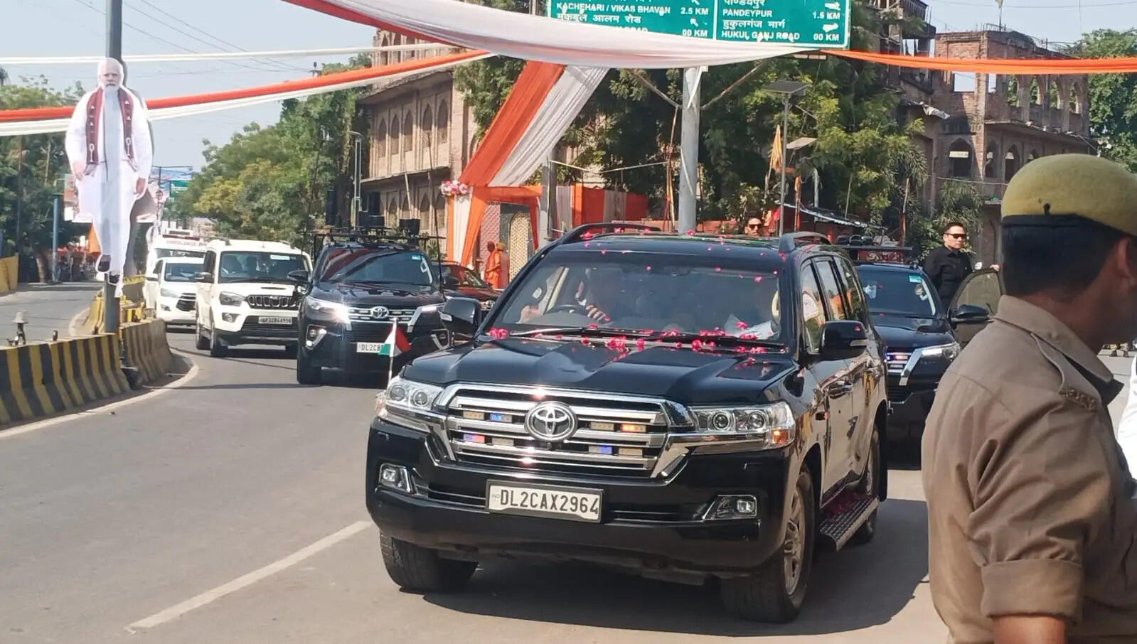 काशीवासियों के अभिवादन के लिए कार से बाहर आए प्रधानमंत्री मोदी, नमो घाट तक दिखा उत्सवी माहौल
