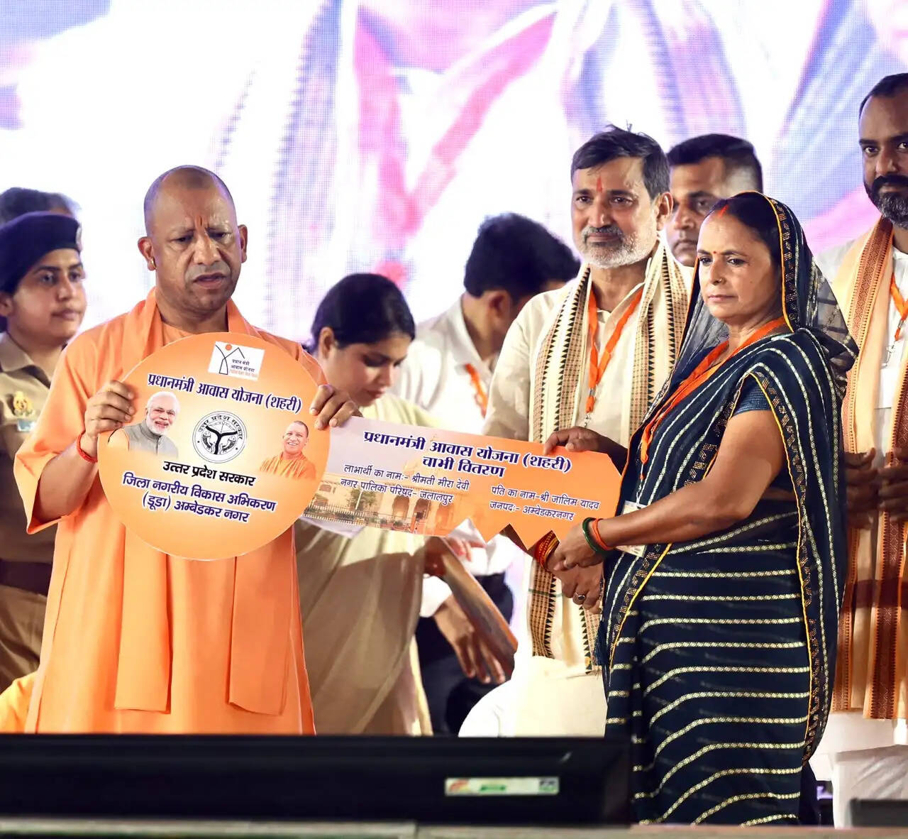 सीएम योगी ने विभिन्न योजनाओं के लाभार्थियों को चेक, प्रमाण पत्र और सांकेतिक चाबियां सौंपी