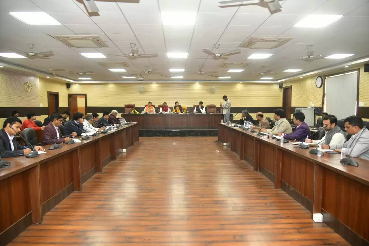 वाराणसी में ऊर्जा मंत्री ने की समीक्षा बैठक, गर्मी में निर्बाध विद्युत आपूर्ति के दिए निर्देश, कहा – अधिकारी विनम्र भाव से जनता से पेश आएं