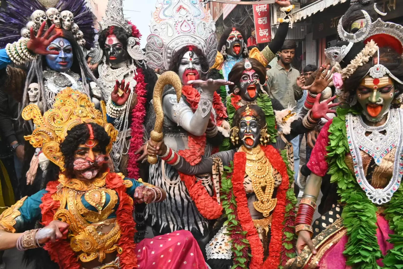 श्री काशी विश्वनाथ धाम की चौथी वर्षगांठ के अवसर पर शिव बारात समिति की ओर से शनिवार को भव्य शोभायात्रा का आयोजन किया गया। शोभायात्रा मैदागिन से प्रारंभ होकर दशाश्वमेध घाट तक निकाली गई, जिसमें शिवभक्तों की भारी भीड़ उमड़ी। डमरू-नगाड़ों की गूंज, हर-हर महादेव के जयघोष और आकर्षक झांकियों ने पूरे मार्ग को भक्तिमय वातावरण से सराबोर कर दिया।