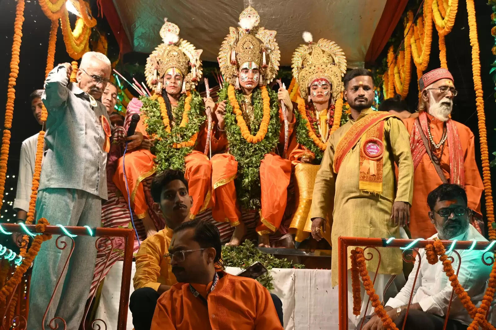 चेतगंज की विश्व प्रसिद्ध नक्क्टैया का आयोजन शुक्रवार की रात किया गया। नक्कटैया में देश भर से आए लाग विमान शामिल हुए। इसमें तरह-तरह की झाकियों ने लोगों का मन मोह लिया। पहलगाम हमले के बाद पाकिस्तान के खिलाफ भारत के ऑपरेशन सिंदूर की झांकी ने लोगों का ध्यान खींचा।