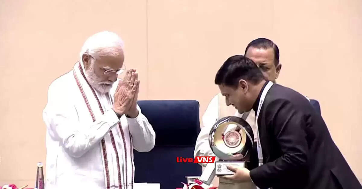 On Civil Services Day, DM Kaushal Raj Sharma of Varanasi was rewarded by the Prime Minister in New Delhi.