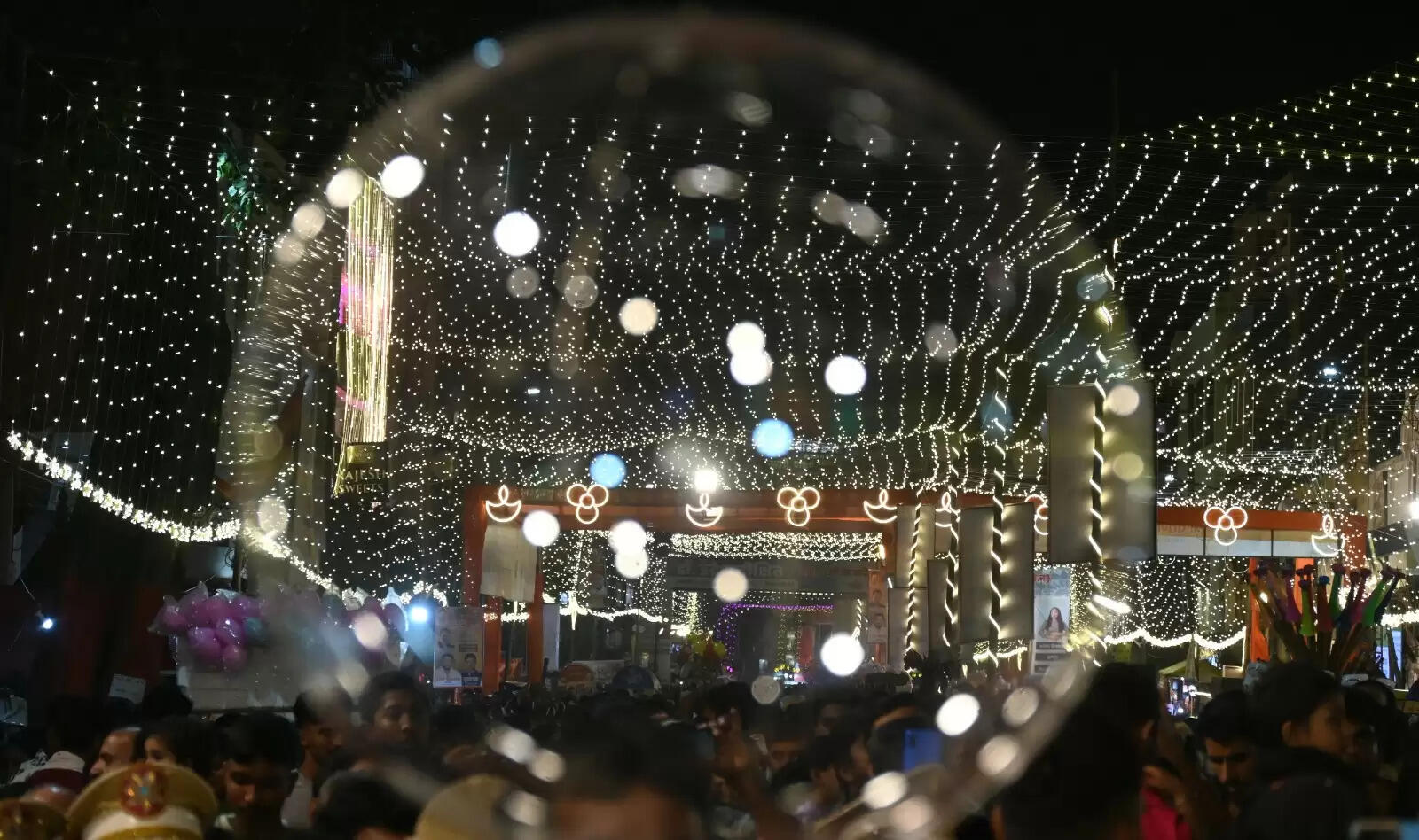 चेतगंज की विश्व प्रसिद्ध नक्क्टैया का आयोजन शुक्रवार की रात किया गया। नक्कटैया में देश भर से आए लाग विमान शामिल हुए। इसमें तरह-तरह की झाकियों ने लोगों का मन मोह लिया। पहलगाम हमले के बाद पाकिस्तान के खिलाफ भारत के ऑपरेशन सिंदूर की झांकी ने लोगों का ध्यान खींचा।