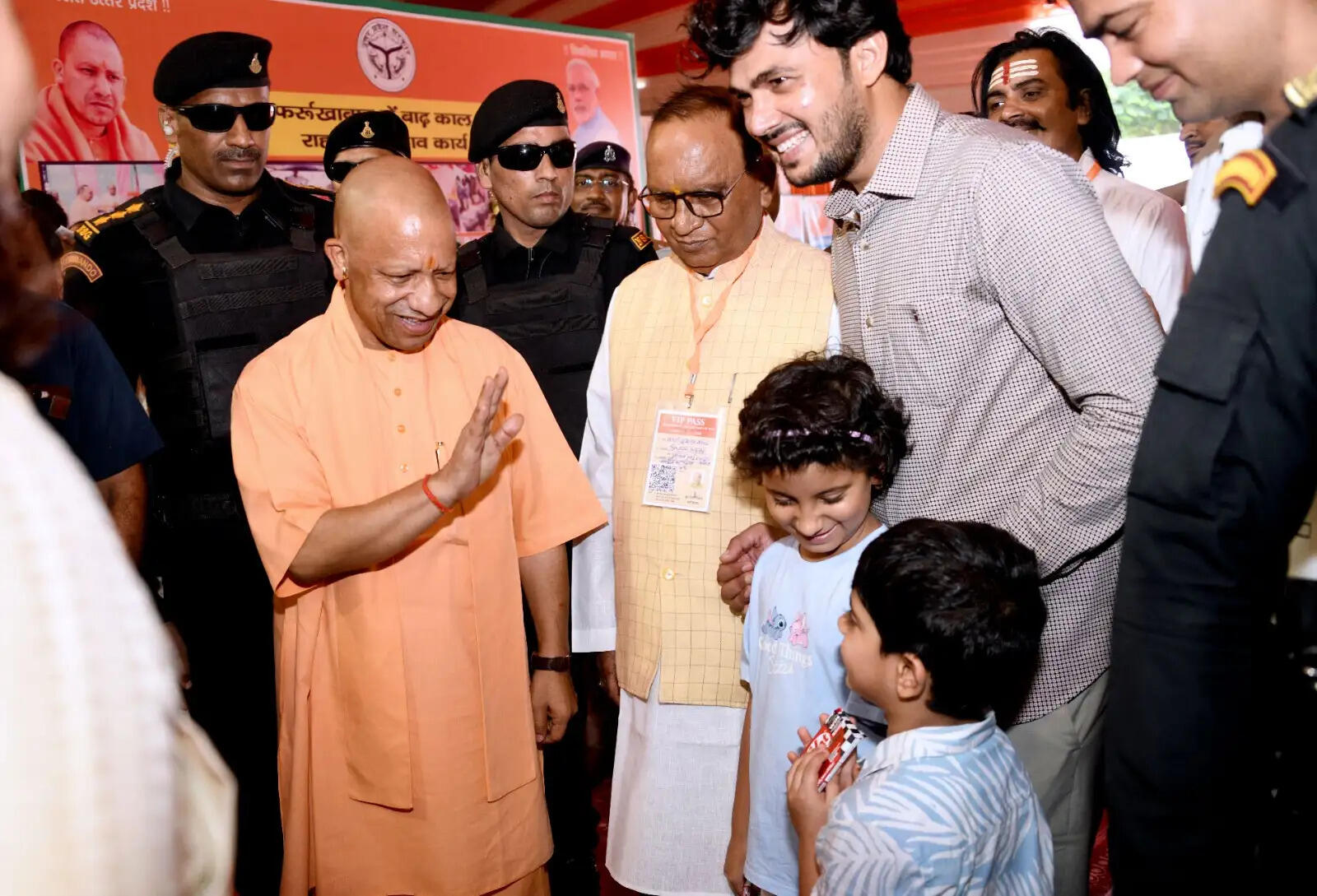 बाढ़ प्रभावितों तक भोजन, दवा और राहत सामग्री पहुंचाना सरकार की प्रतिबद्धताः सीएम योगी