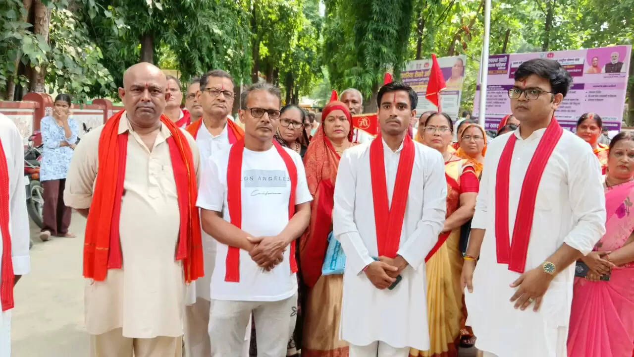 शारदीय नवरात्र की पावन बेला 22 सितम्बर से प्रारंभ हो रही है। इस दौरान पूरे प्रदेश में माहौल सात्विक और भक्तिमय रहता है। श्रद्धालु नौ दिनों तक व्रत-उपवास रखते हुए मां दुर्गा की साधना और पूजा-अर्चना करते हैं। जगह-जगह पर दुर्गा पूजा के पंडाल सजाए जाते हैं और वातावरण देव ऊर्जा से परिपूर्ण हो जाता है।