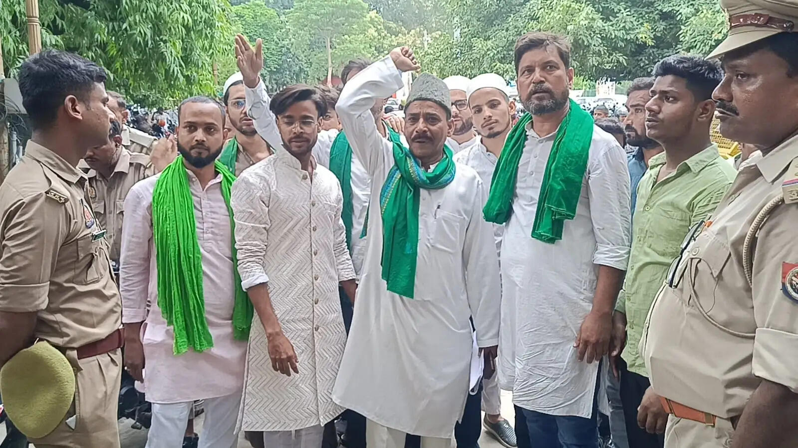 जौहर यूनिवर्सिटी पर कार्रवाई के विरोध में AIMIM का प्रदर्शन, राज्यपाल के नाम वाराणसी में सौंपा ज्ञापन