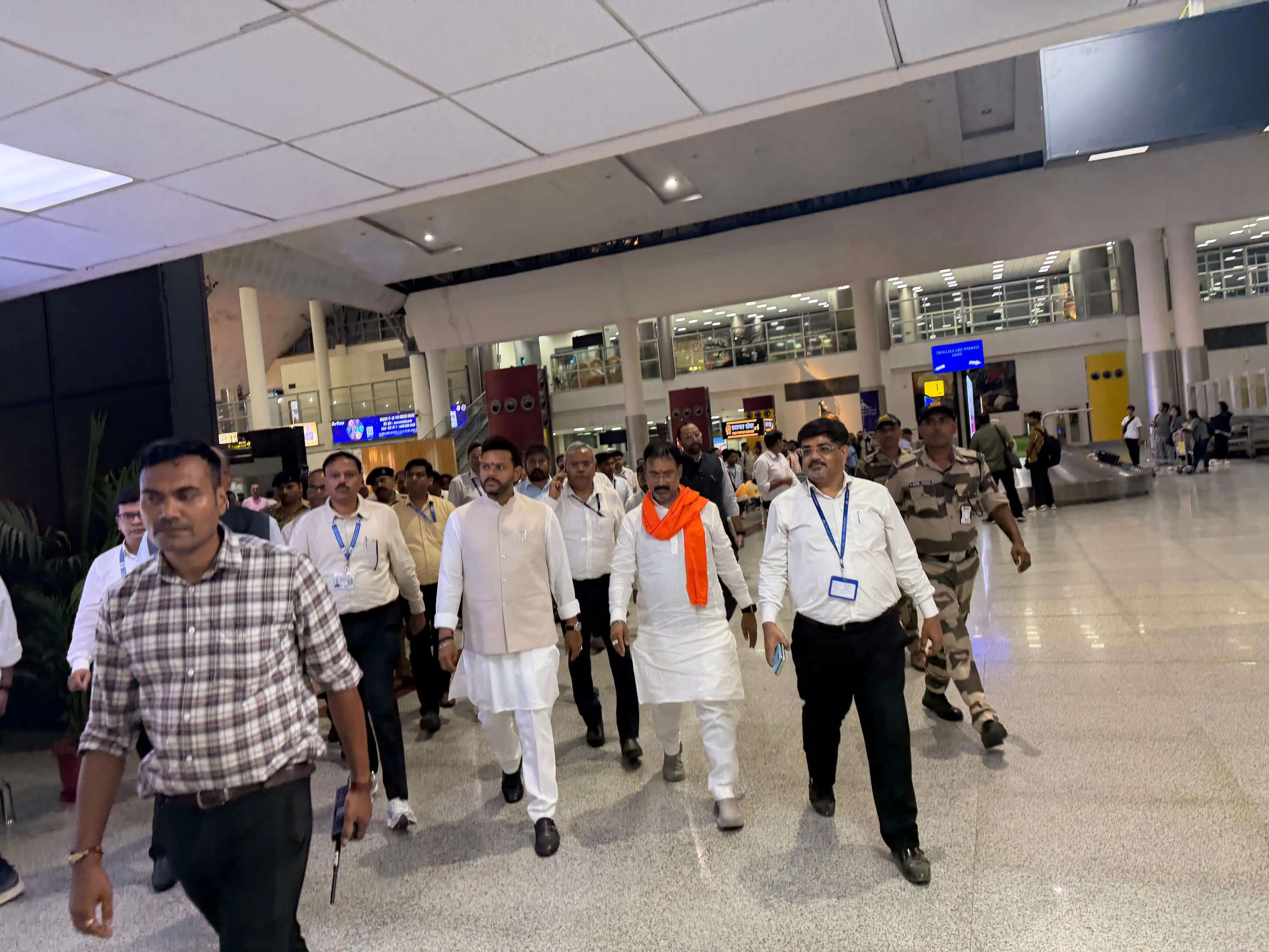 काशी पहुंचे केंद्रीय नागर विमानन मंत्री, कल शुरू होगी देश की पहली हब एंड स्पोक विमान सेवा