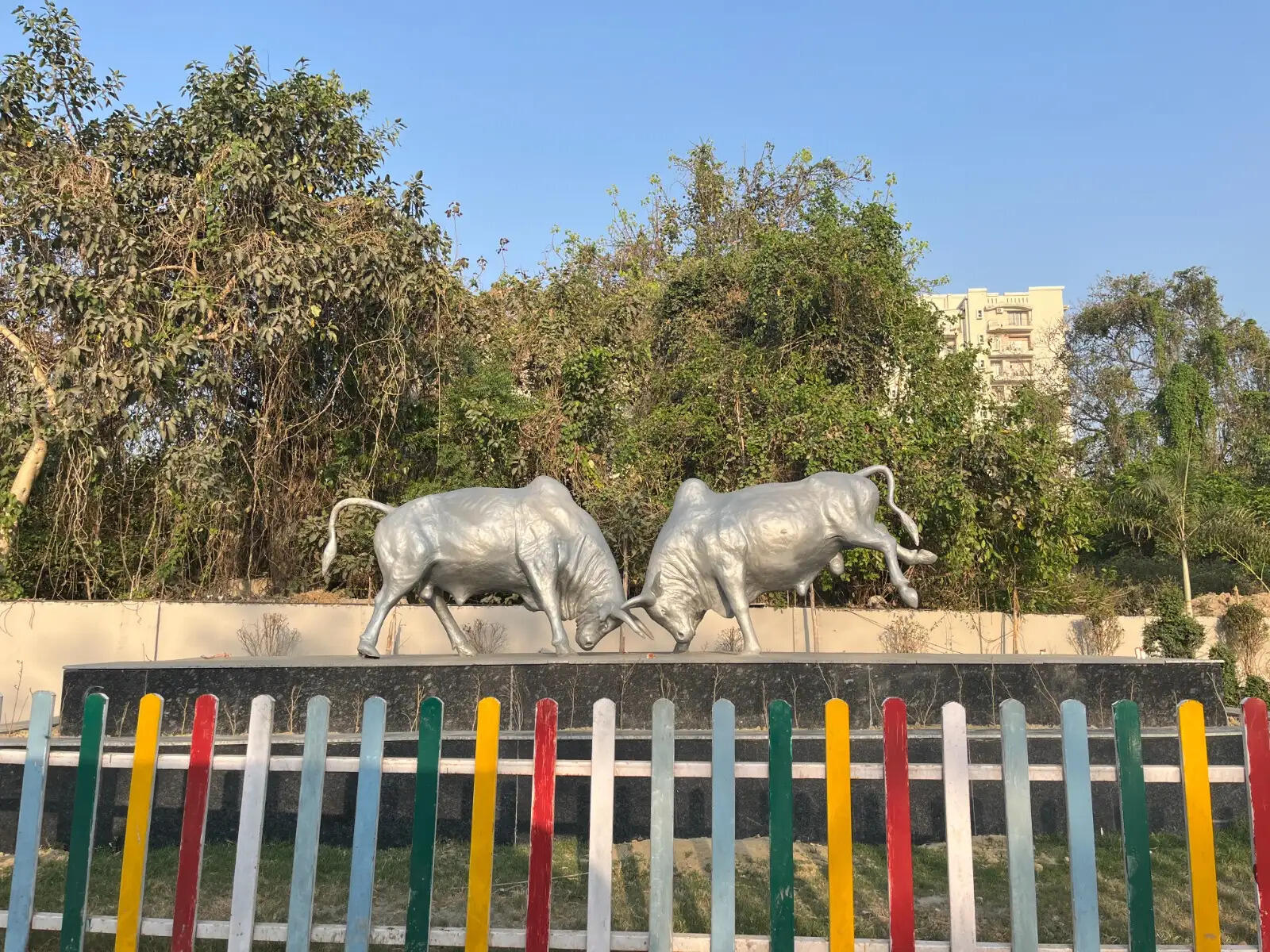 वाराणसी के चौक-चौराहों पर उभर रही है कला की चमक, विरासत से जुड़ रही है पहचान