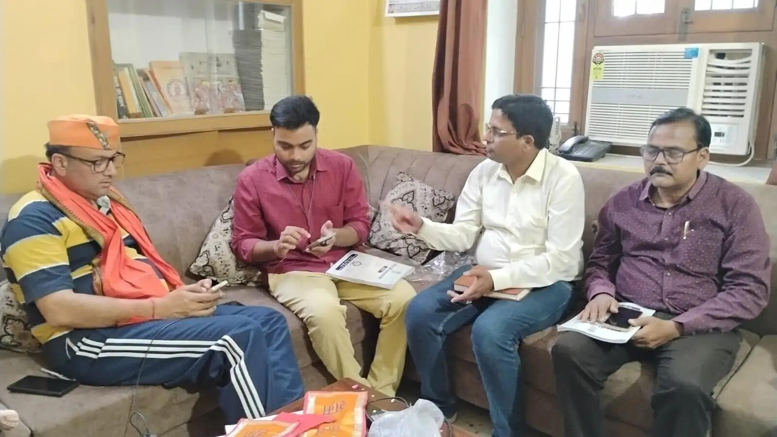 काशी में देश की पहली डिजिटल जनगणना-2026 का बुधवार को औपचारिक शुभारंभ हो गया। अभियान के पहले दिन नगर के प्रथम नागरिक और महापौर Ashok Kumar Tiwari ने सिगरा स्थित अपने आवास पर ऑनलाइन पोर्टल के माध्यम से अपना और अपने परिवार का विवरण दर्ज कर ‘स्व-गणना’ प्रक्रिया की शुरुआत की। इस दौरान नगर निगम के वरिष्ठ अधिकारी भी मौजूद रहे।