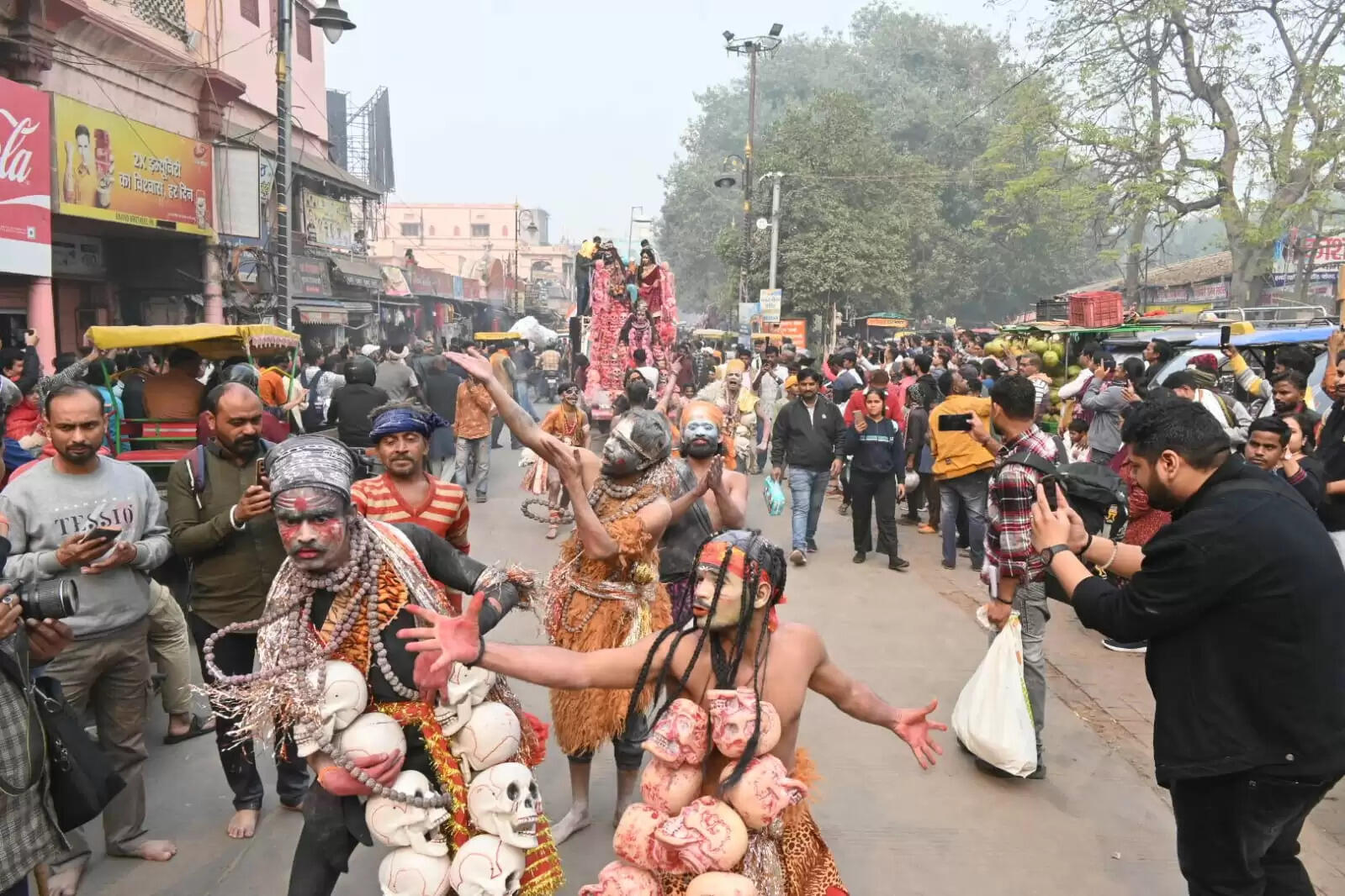 श्री काशी विश्वनाथ धाम की चौथी वर्षगांठ के अवसर पर शिव बारात समिति की ओर से शनिवार को भव्य शोभायात्रा का आयोजन किया गया। शोभायात्रा मैदागिन से प्रारंभ होकर दशाश्वमेध घाट तक निकाली गई, जिसमें शिवभक्तों की भारी भीड़ उमड़ी। डमरू-नगाड़ों की गूंज, हर-हर महादेव के जयघोष और आकर्षक झांकियों ने पूरे मार्ग को भक्तिमय वातावरण से सराबोर कर दिया।