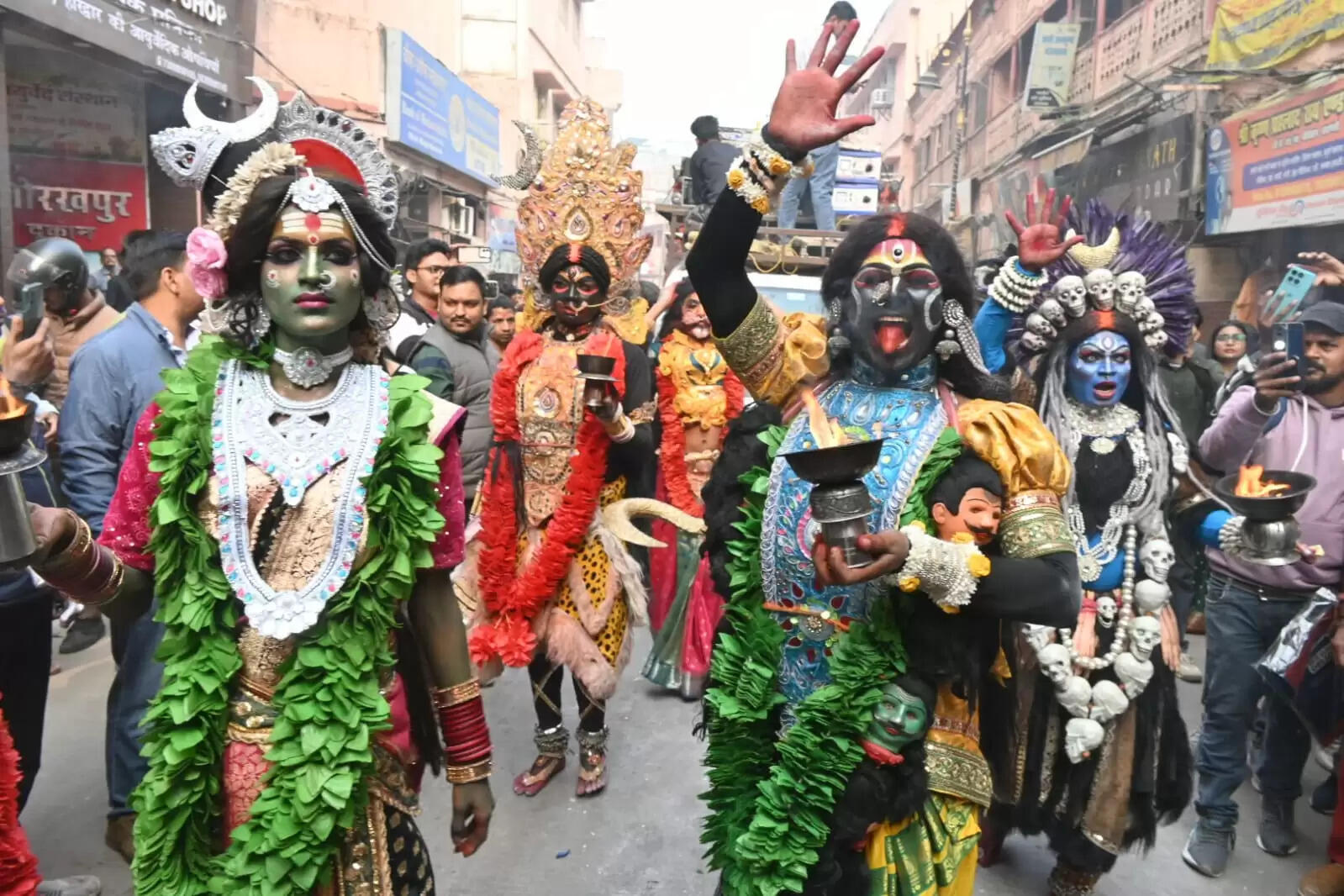 श्री काशी विश्वनाथ धाम की चौथी वर्षगांठ के अवसर पर शिव बारात समिति की ओर से शनिवार को भव्य शोभायात्रा का आयोजन किया गया। शोभायात्रा मैदागिन से प्रारंभ होकर दशाश्वमेध घाट तक निकाली गई, जिसमें शिवभक्तों की भारी भीड़ उमड़ी। डमरू-नगाड़ों की गूंज, हर-हर महादेव के जयघोष और आकर्षक झांकियों ने पूरे मार्ग को भक्तिमय वातावरण से सराबोर कर दिया।