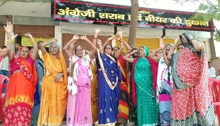 वाराणसी: जयप्रकाश नगर में शराब दुकान के खिलाफ स्थानीय लोगों का जोरदार प्रदर्शन