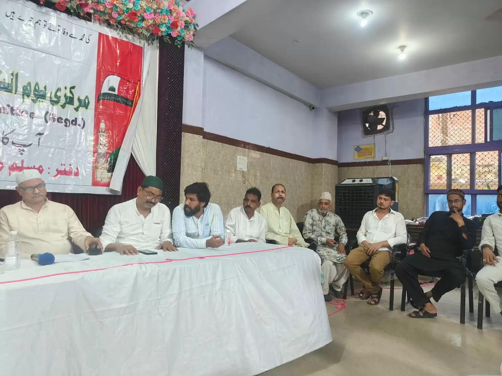 मरकजी यौमुन्नबी कमेटी, वाराणसी ने रविवार को दोपहर 12 बजे दालमंडी स्थित मुस्लिम मुसाफिर खाना में एक प्रेस वार्ता का आयोजन किया। इस प्रेस वार्ता में कमेटी के सदर और पूर्व चेयरमैन, अल्पसंख्यक आयोग, उत्तर प्रदेश सरकार, हाजी सैय्यद शकील अहमद, और सेक्रेटरी हाजी महमूद खान ने 4 और 5 सितंबर को जश्ने ईद मिलादुन्नबी (सल्ललाहो अलयही वस्सलम) के अवसर पर होने वाले कार्यक्रमों की जानकारी दी।