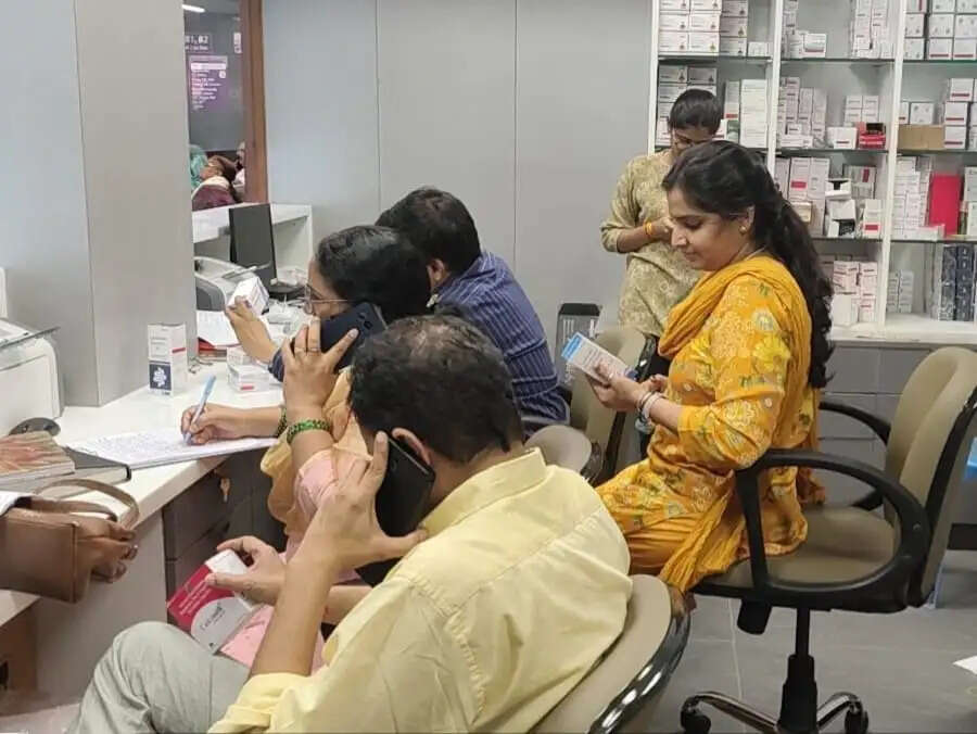 लखनऊ के 12 निजी अस्पतालों में 26 औषधि निरीक्षकों की टीम ने किया औचक निरीक्षण